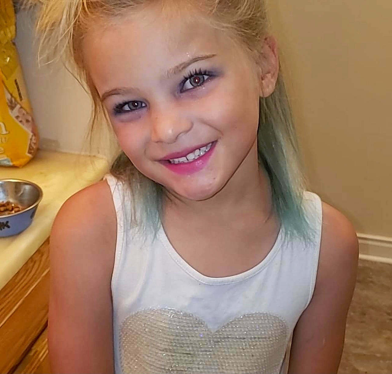 Kendhyl is registered to the contest to win money with this photo: active_tank, blond, cheek, chest, ear, eyebrow, eyelash, hair, happy, iris, jaw, joy, lip, long_hair, person, sleeve, smile, surfer_hair, t_shirt, tableware