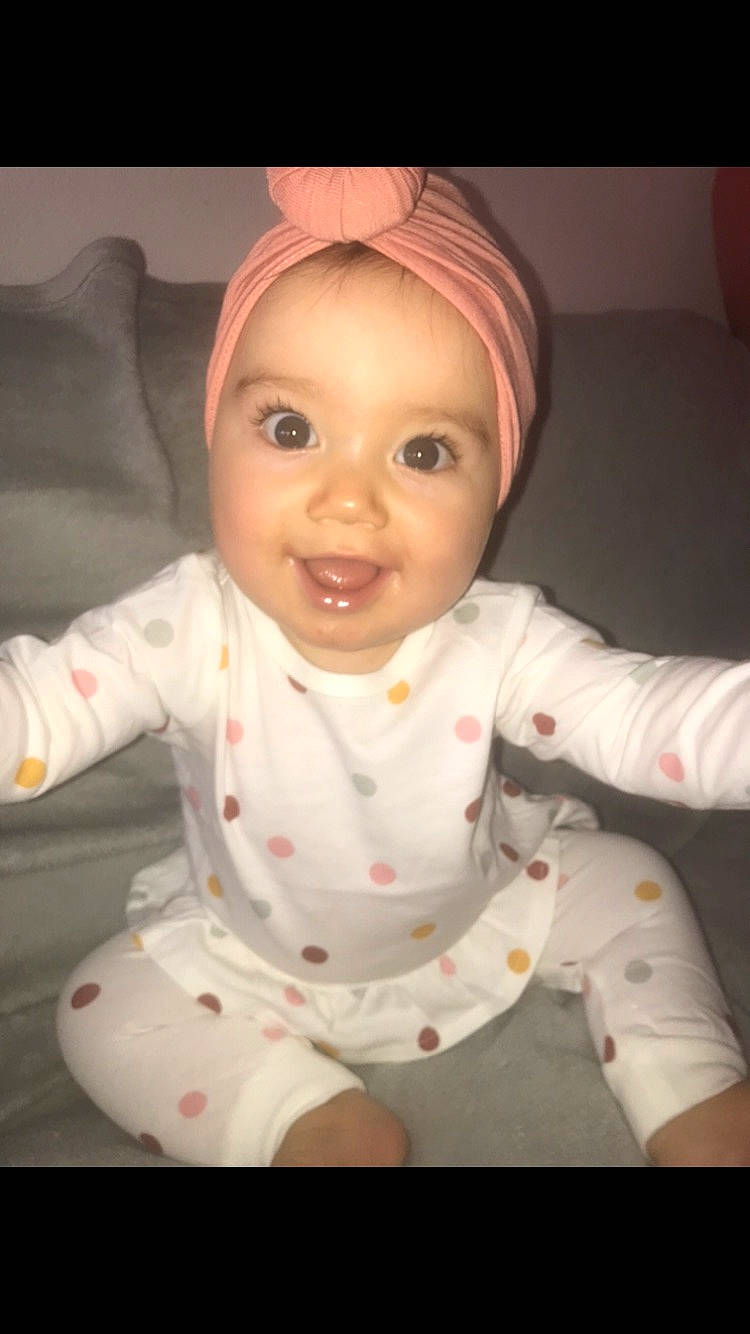 Elyah a rejoint le concours — aidez-le/la à gagner de superbes lots ! baby, baby_laughing, baby_toddler_clothing, bonnet, cheek, child, eye, facial_expression, forehead, headwear, humour, joy, laugh, mouth, nose, person, pleased, sitting, skin, sleeve