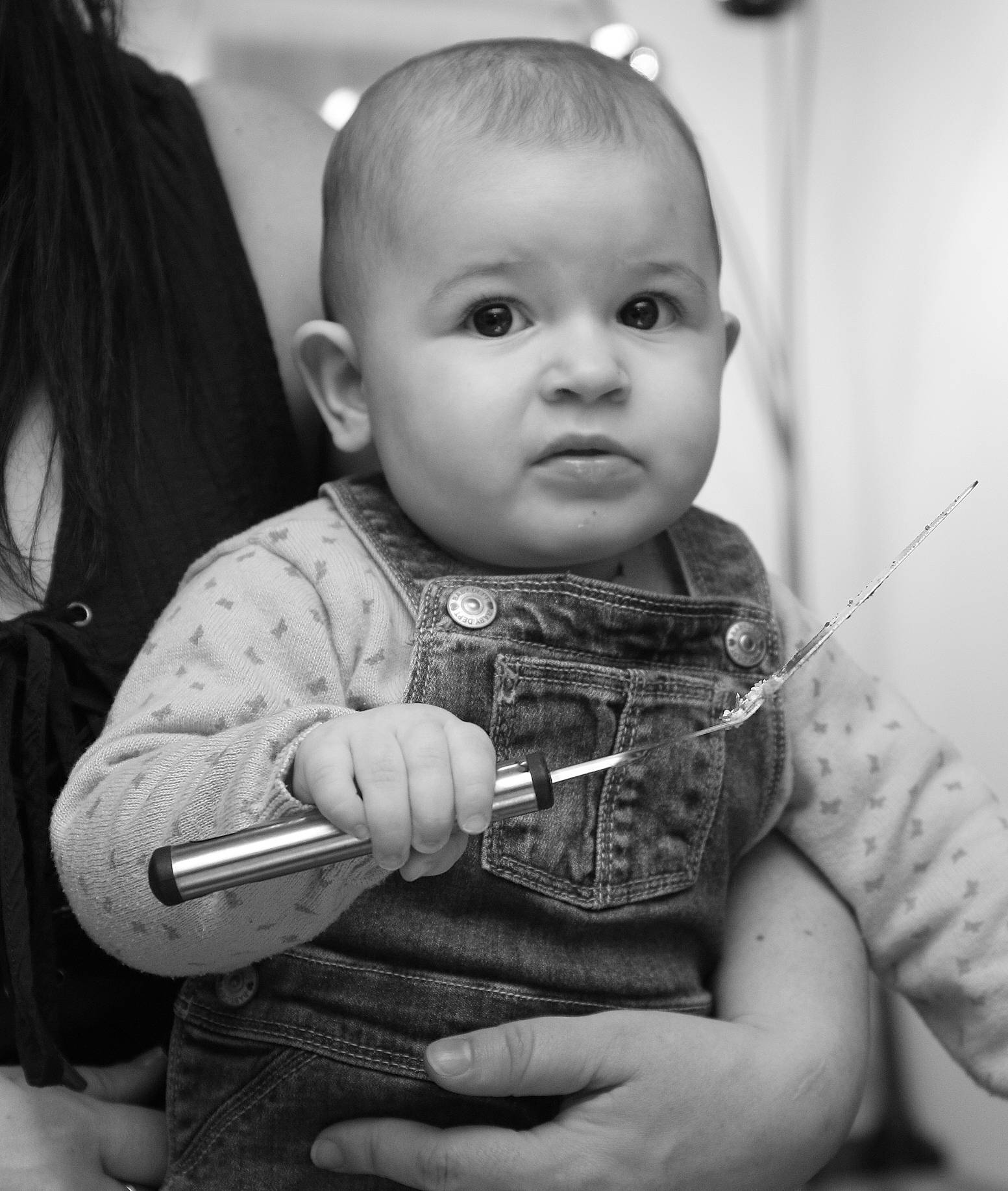 Shanna participe au concours pour gagner de l'argent avec cette photo : baby, black, black_and_white, cheek, child, eye, face, finger, hand, head, iris, lip, monochrome, monochrome_photography, people, person, photography, sitting, skin, smile