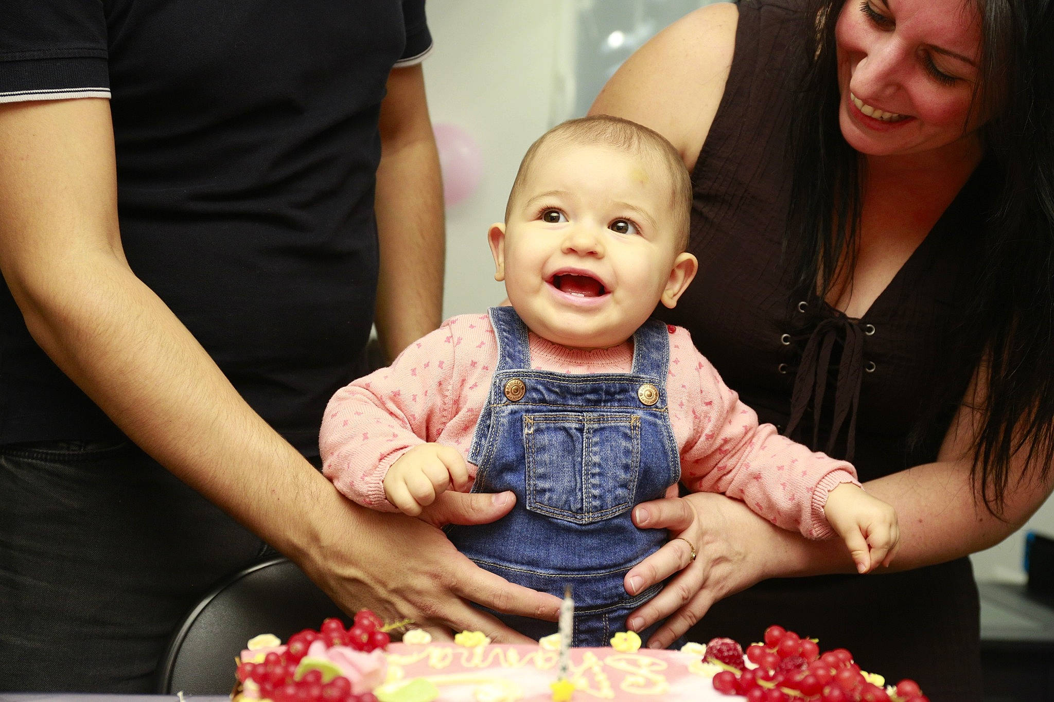 Shanna a rejoint le concours — aidez-le/la à gagner de superbes lots ! baby, birthday, birthday_cake, cake, cake_decorating, child, cuisine, daughter, dessert, eating, family, food, mother, party, person, sweetness, toddler