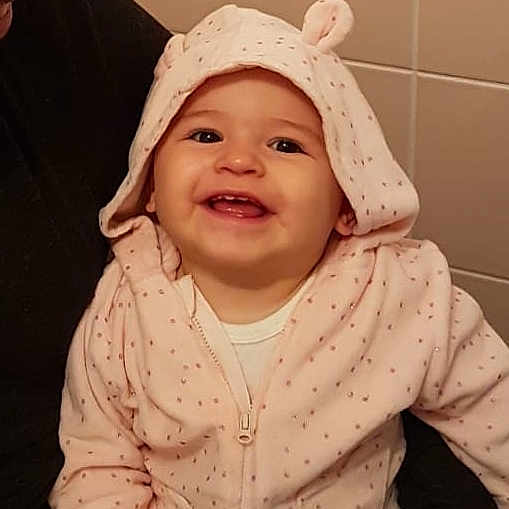 Shanna participe au concours pour gagner de l'argent avec cette photo : baby, cheek, child, chin, ear, eye, face, facial_expression, forehead, fun, happy, head, headgear, headwear, lip, organ, outerwear, person, pink, skin