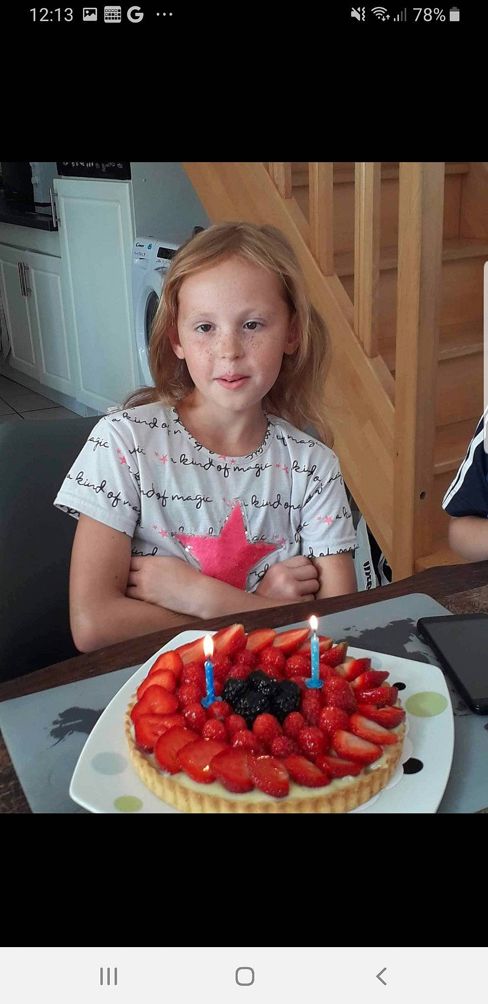 Tristana a rejoint le concours — aidez-le/la à gagner de superbes lots ! baked_goods, birthday_cake, birthday_candle, buttercream, cake, cake_decorating, cream, cuisine, dish, food, fruit, ingredient, person, plate, recipe, smile, strawberries, strawberry, sugar_paste, table