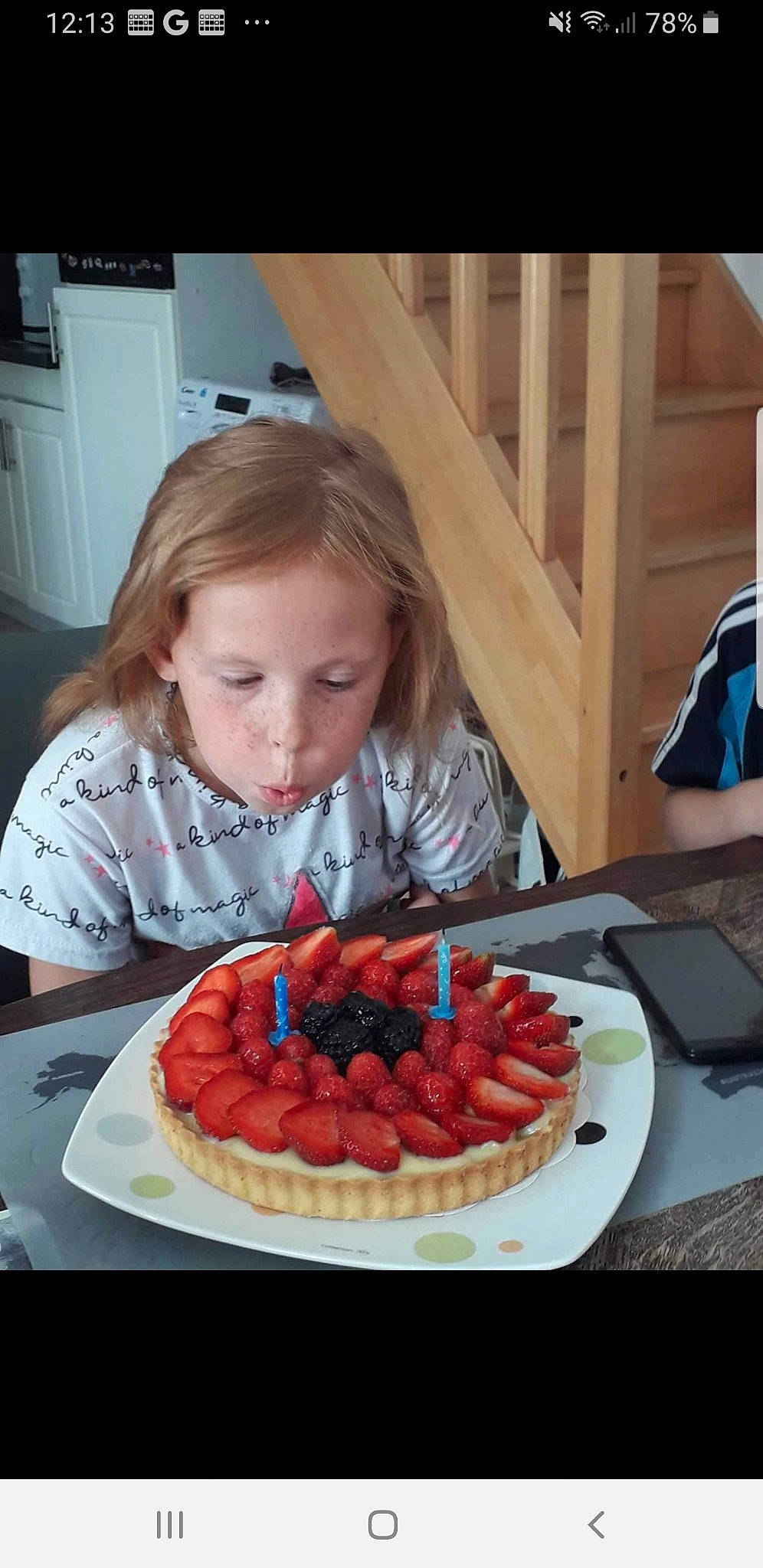 Tristana participe au concours pour gagner de l'argent avec cette photo : baked_goods, baking, cake, cake_decorating, cuisine, dessert, dish, dishware, food, fruit, ingredient, person, plate, produce, recipe, strawberries, strawberry, strawberry_pie, sweetness, table