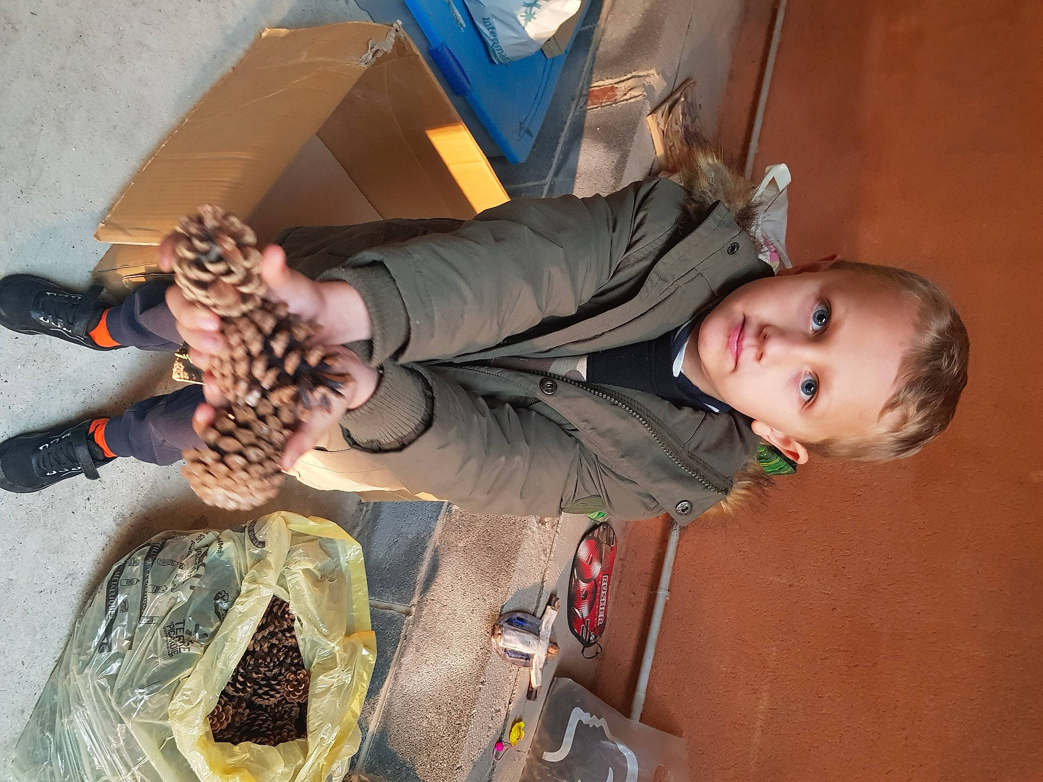 Matheo participe au concours pour gagner de l'argent avec cette photo : boot, food, fun, pattern, person, sandal, smile, toddler, tree, visual_arts, wood