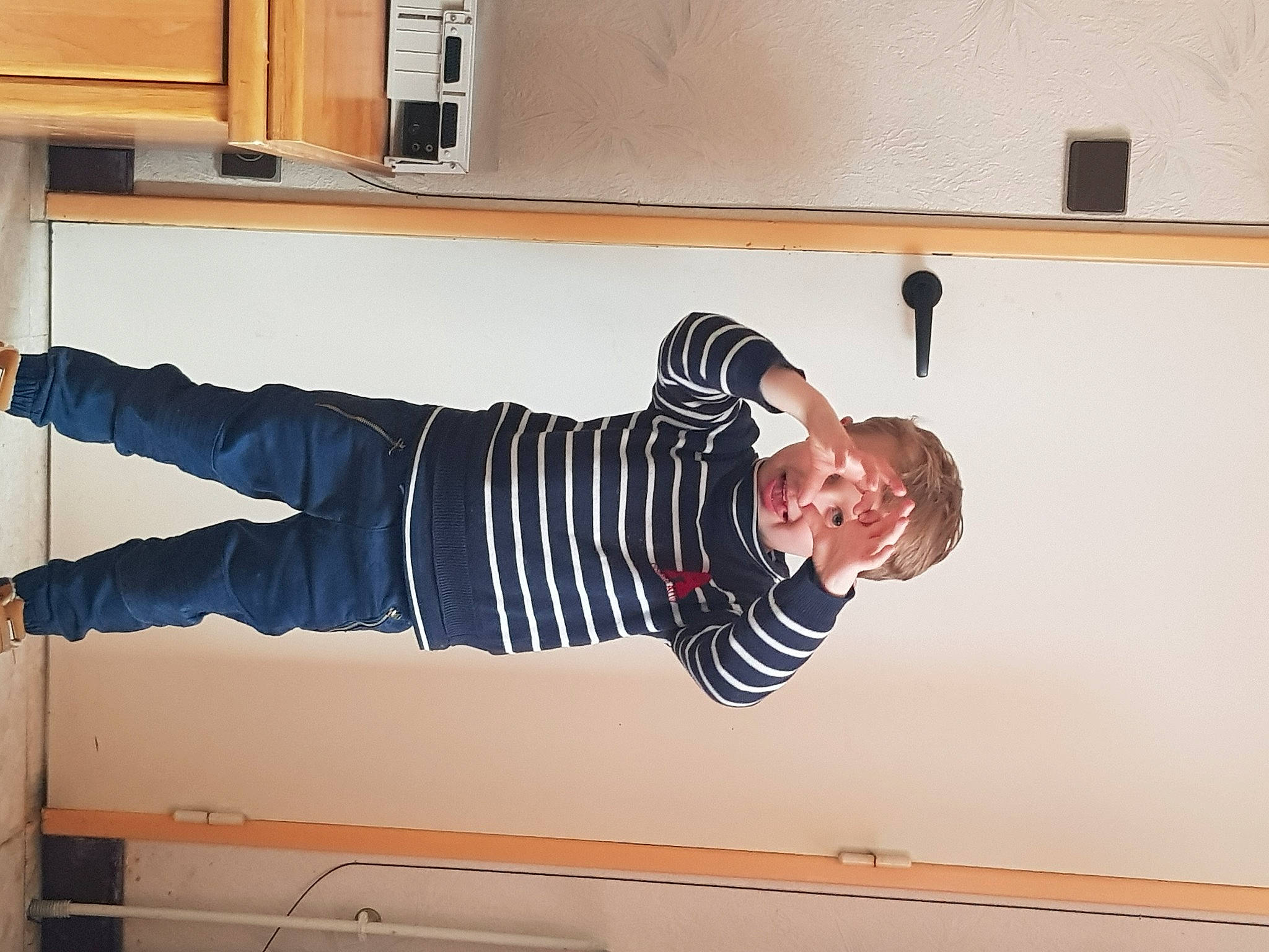 Matheo participe au concours pour gagner de l'argent avec cette photo : cabinetry, ceiling, comfort, door, elbow, flooring, fun, hardwood, human_leg, kitchen_appliance, knee, leg, person, room, smile, stairs, thigh, window, wood, wrist