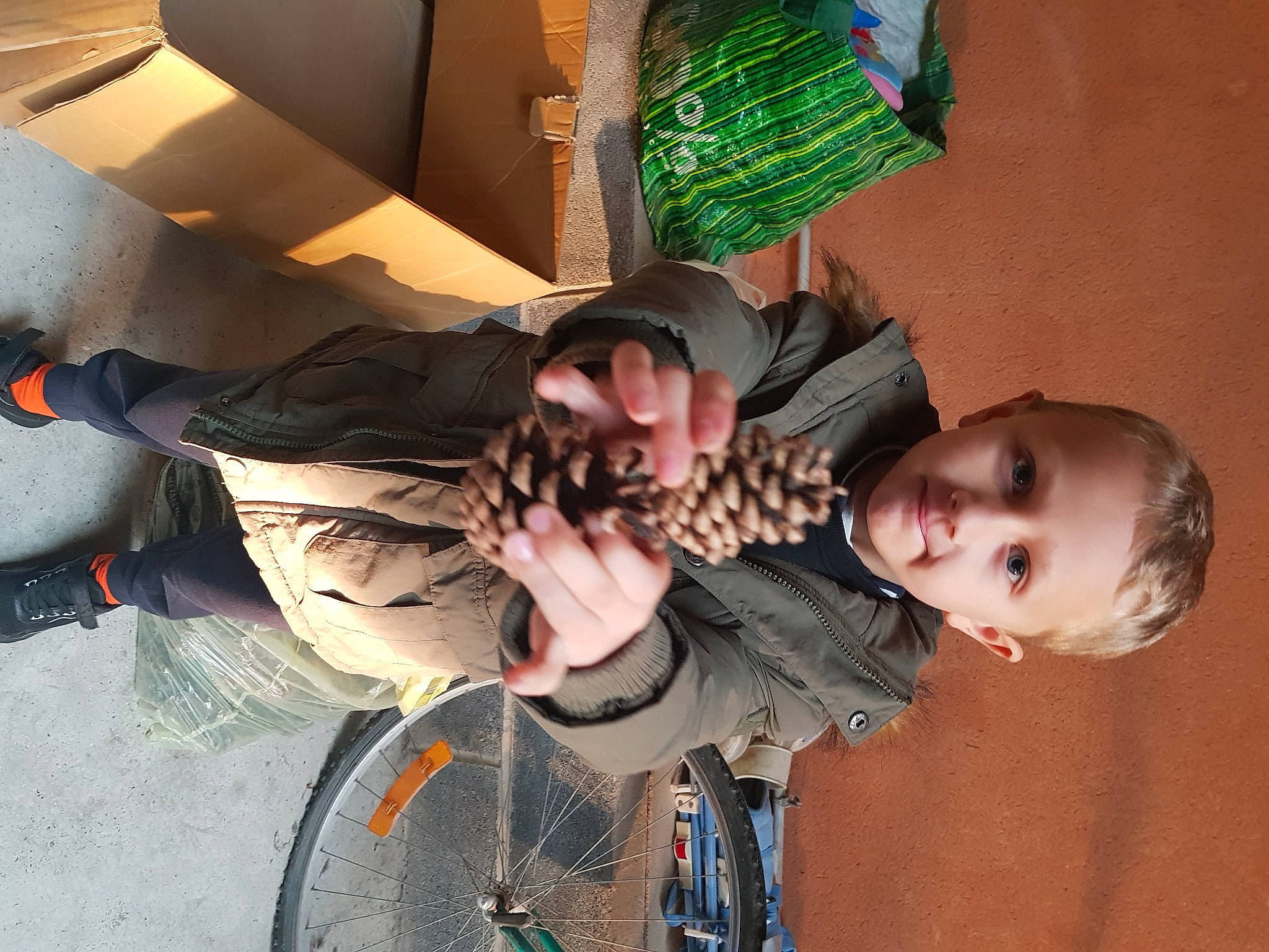 Matheo a rejoint le concours — aidez-le/la à gagner de superbes lots ! bicycle, bicycle_tire, bicycle_wheel, eyewear, fun, happy, joy, pattern, person, tire, toddler, wheel