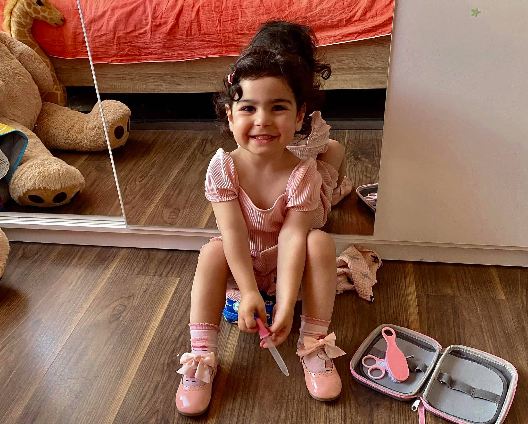 Eva a rejoint le concours — aidez-le/la à gagner de superbes lots ! baby_toddler_clothing, barefoot, comfort, communication_device, floor, flooring, foot, happy, hardwood, human_leg, joint, joy, leg, person, product, skin, smile, sneakers, thigh, toddler