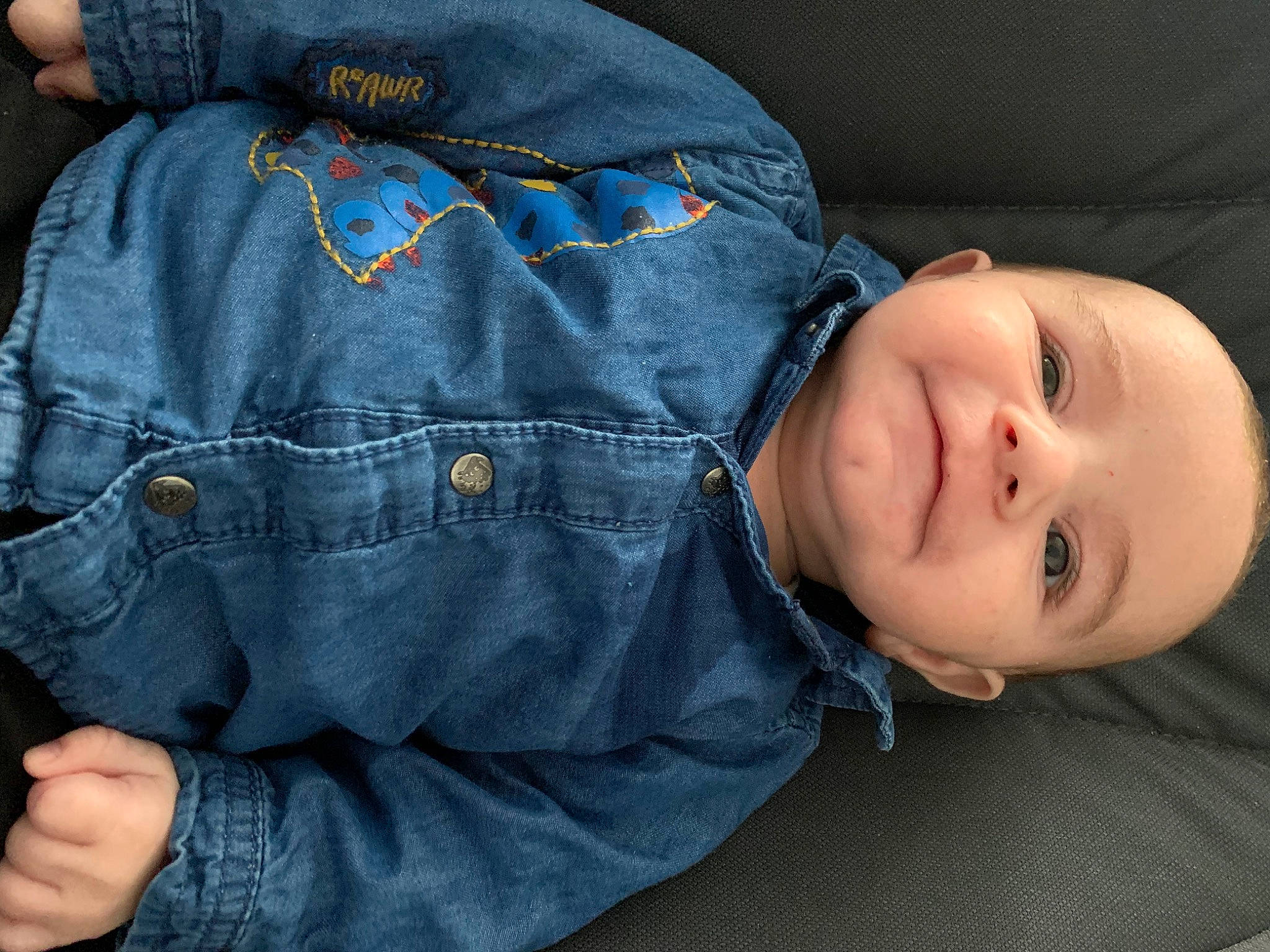Tymaël participe au concours pour gagner de l'argent avec cette photo : abdomen, baby_toddler_clothing, button, comfort, cool, denim, elbow, electric_blue, grey, hand, human_leg, jeans, person, pocket, sitting, sleeve, smile, thigh, toddler, tree