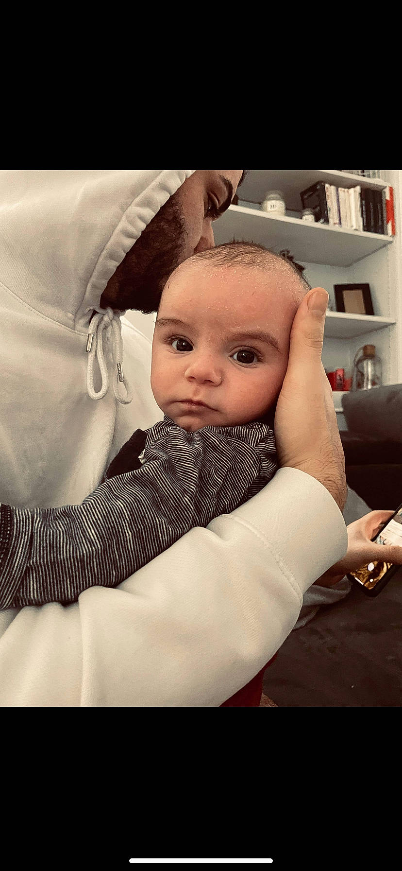 Tymaël a rejoint le concours — aidez-le/la à gagner de superbes lots ! baby, baby_toddler_clothing, bookcase, chest, child, comfort, elbow, eyebrow, eyelash, flash_photography, gesture, hand, happy, jewellery, person, room, shelf, shelving, sitting, thumb