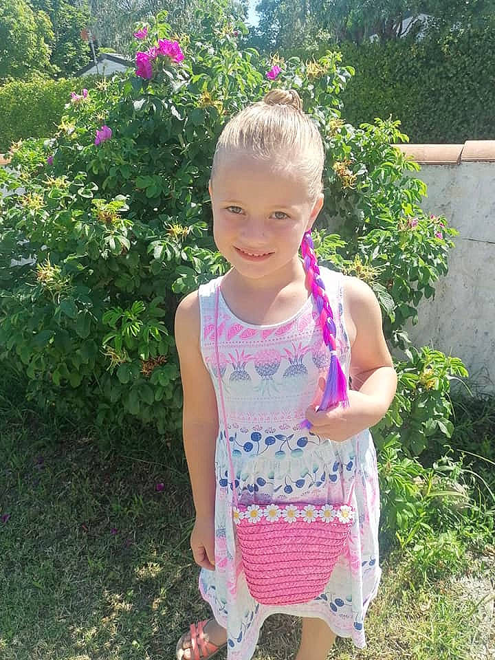 Këylia participe au concours pour gagner de l'argent avec cette photo : baby_toddler_clothing, botany, cool, eye, flower, fun, grass, hair, happy, head, joy, leisure, magenta, people_in_nature, person, pink, plant, shrub, sleeve, smile