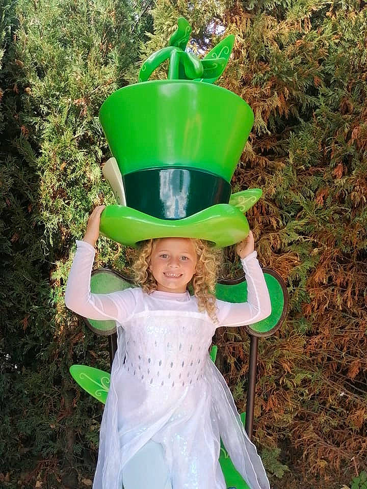 Këylia a rejoint le concours — aidez-le/la à gagner de superbes lots ! baby_toddler_clothing, botany, clothing, costume, dress, event, face, formal_wear, fun, gesture, grass, green, happy, head, headwear, joy, leaf, people_in_nature, person, plant