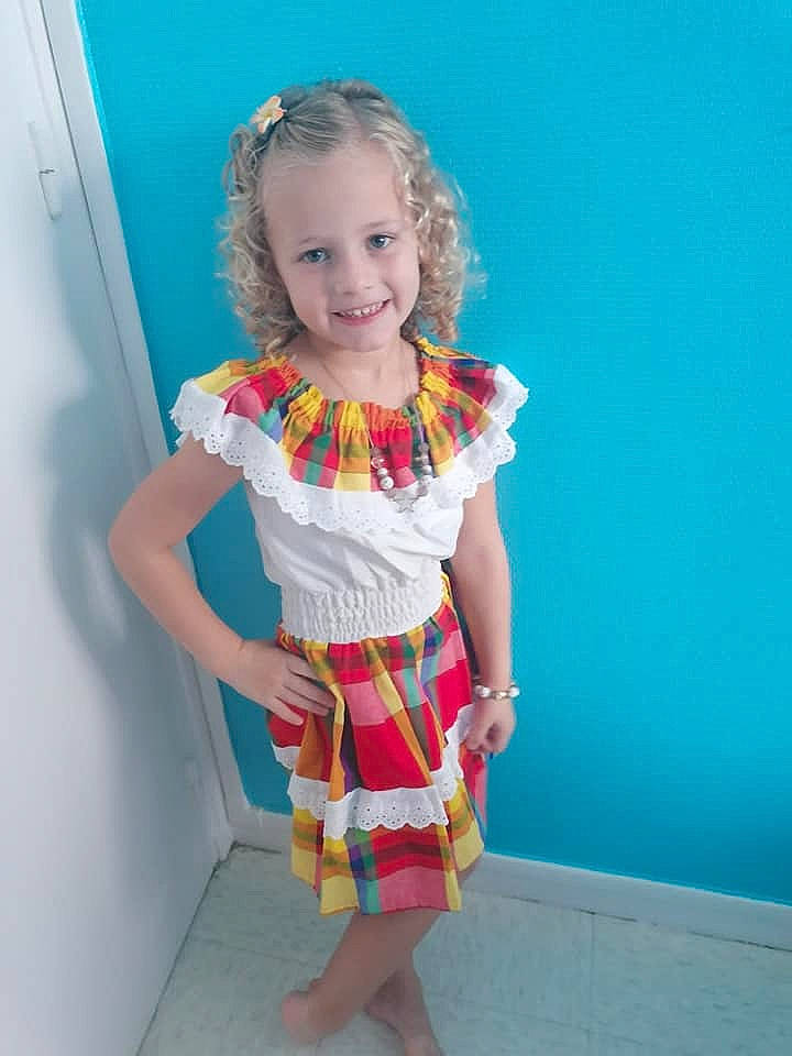 Këylia participe au concours pour gagner de l'argent avec cette photo : arm, baby_toddler_clothing, blue, clothing, day_dress, dress, hair, happy, joy, leg, magenta, one_piece_garment, person, pink, purple, shoulder, skin, sleeve, smile, toddler