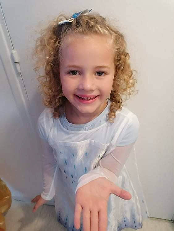 Këylia participe au concours pour gagner de l'argent avec cette photo : baby_toddler_clothing, blond, brown_hair, cheek, child, dress, flash_photography, flooring, fun, gesture, hair, happy, iris, joy, lip, person, pink, skin, sleeve, smile