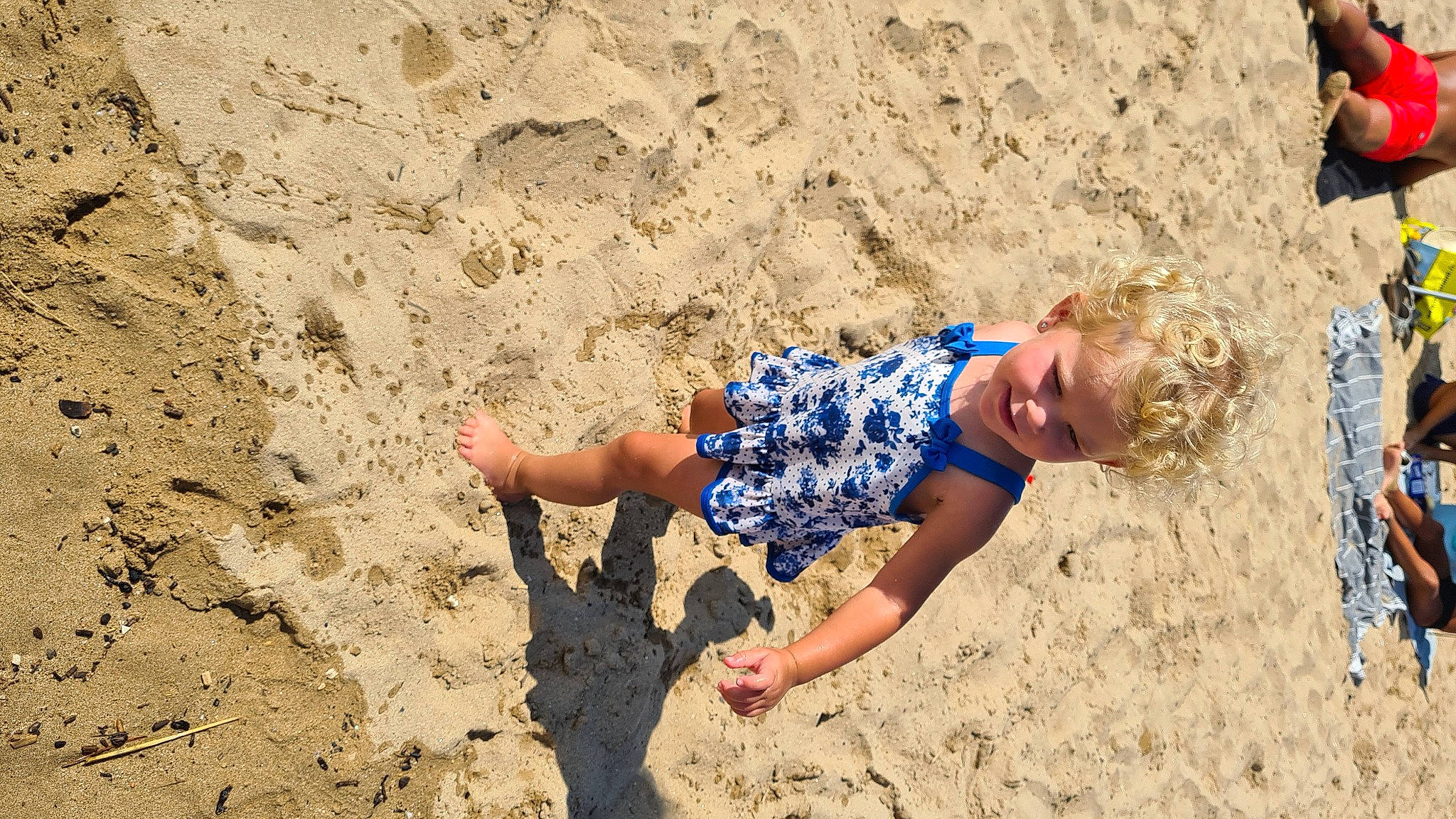 Inaya participe au concours pour gagner de l'argent avec cette photo : barefoot, beach, body_of_water, calf, foot, fun, happy, human_body, human_leg, joy, landscape, leisure, outdoor_recreation, people_in_nature, people_on_beach, person, recreation, shore, shorts, thigh