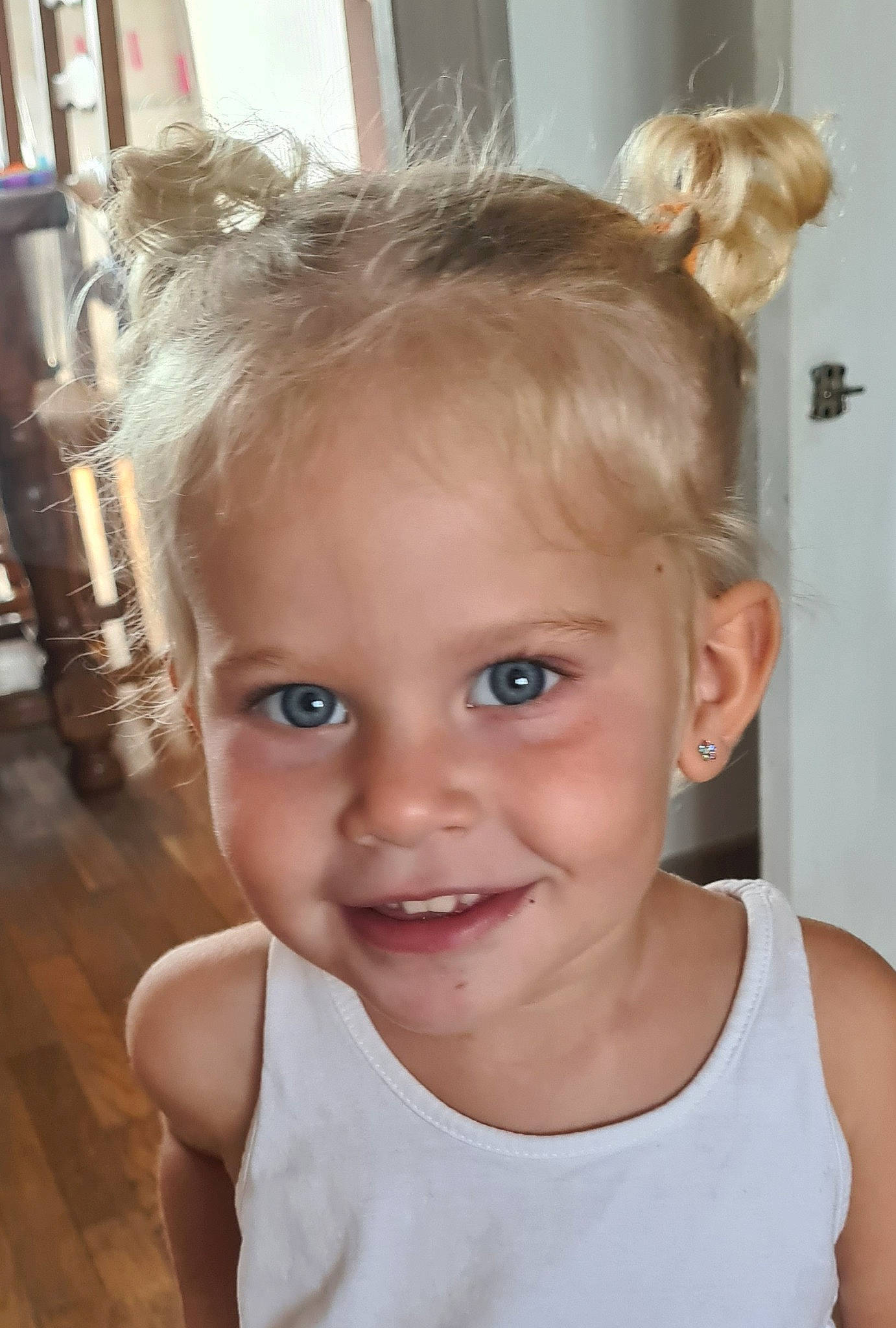 Inaya participe au concours pour gagner de l'argent avec cette photo : active_tank, cheek, chin, ear, eye, eyebrow, eyelash, face, forehead, hair, hairstyle, happy, head, iris, joy, lip, neck, nose, person, skin