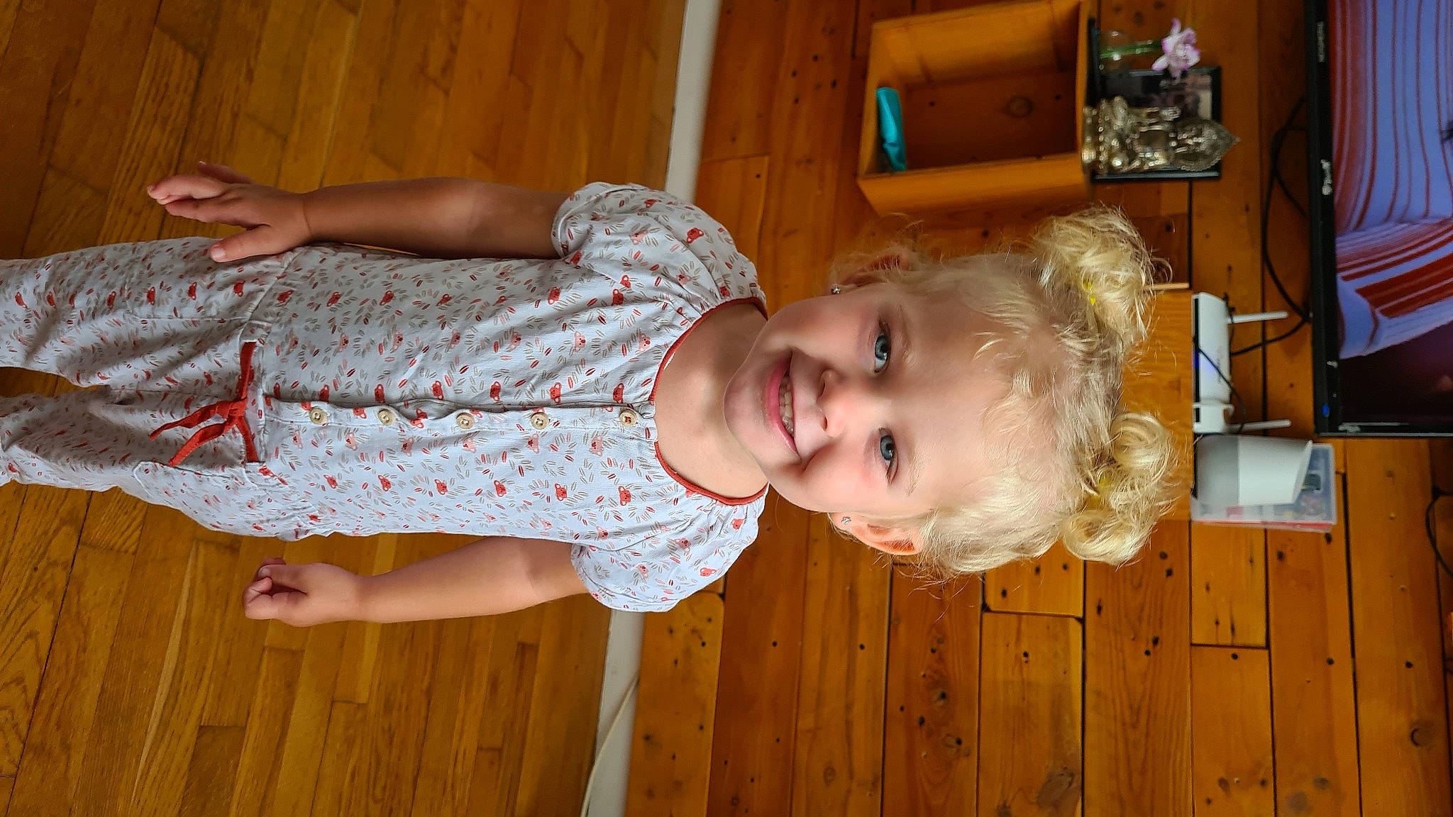 Inaya a rejoint le concours — aidez-le/la à gagner de superbes lots ! baby, baby_toddler_clothing, cheek, child, flooring, fun, happy, hardwood, head, iris, joy, nose, pattern, person, room, shelf, smile, toddler, varnish, wood