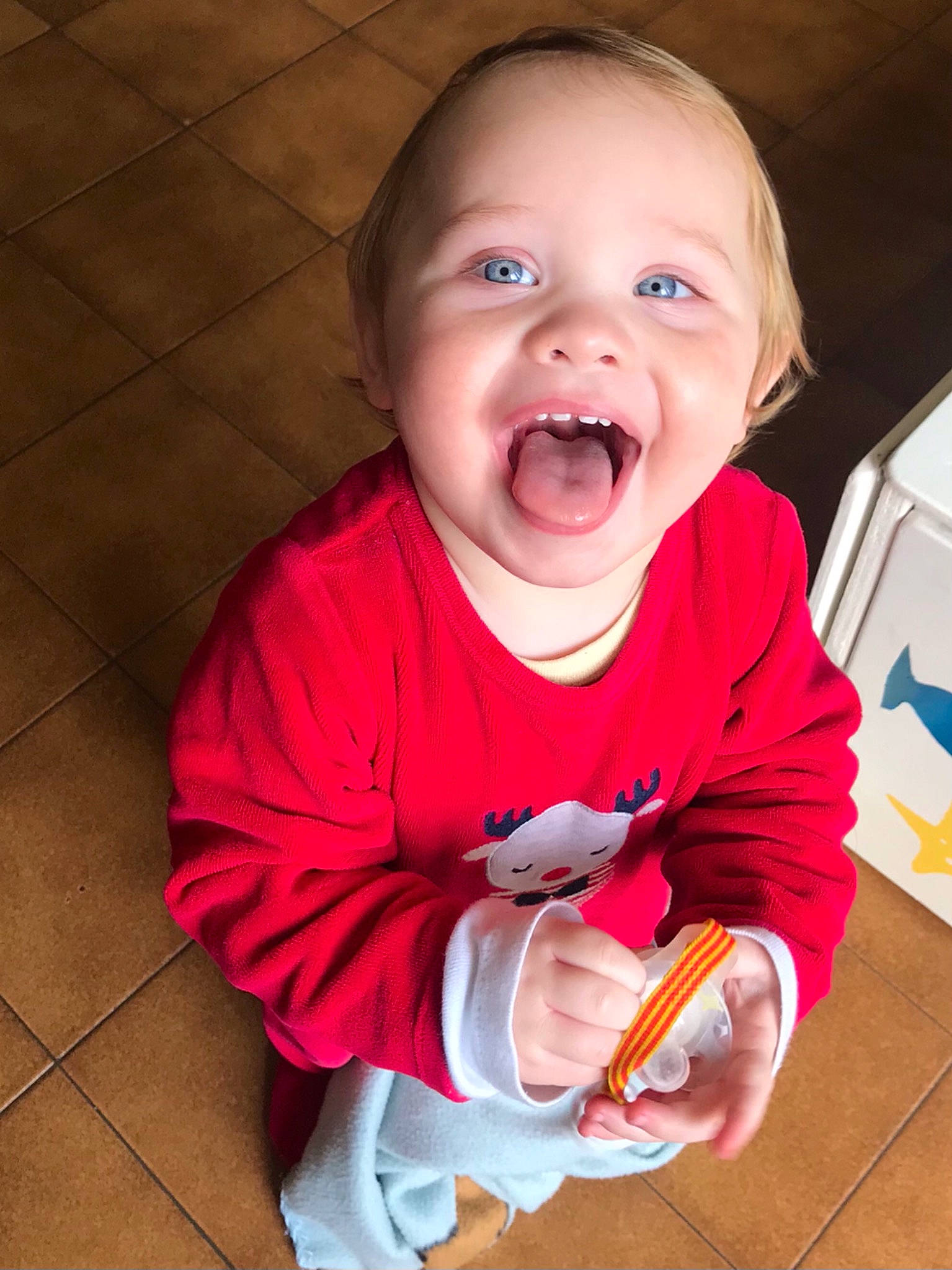 Rafael participe au concours pour gagner de l'argent avec cette photo : baby, baby_toddler_clothing, cheek, chin, eye, face, finger, gesture, happy, head, iris, lip, mouth, nose, person, skin, sleeve, smile, standing, vertebrate