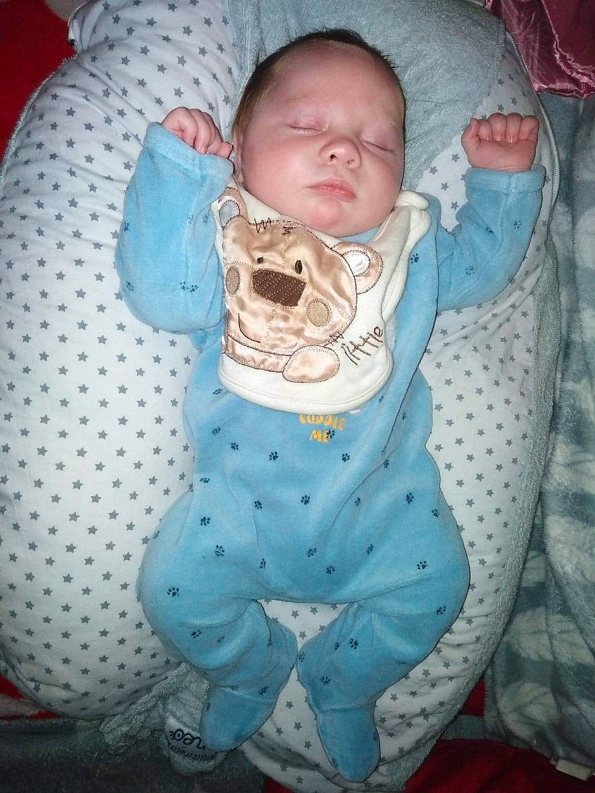 Rafaël participe au concours pour gagner de l'argent avec cette photo : baby, baby_products, baby_toddler_clothing, blue, child, person, product, sleep, toddler