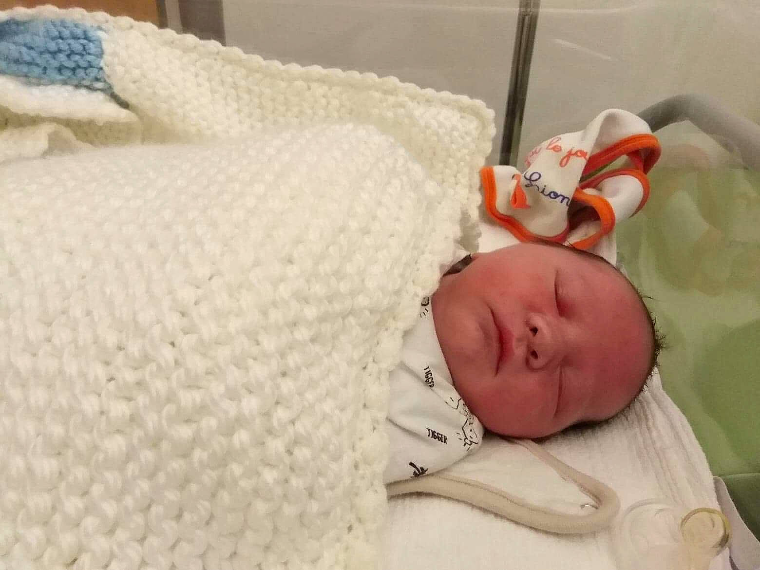 Rafaël a rejoint le concours — aidez-le/la à gagner de superbes lots ! baby, baby_products, baby_safety, baby_sleeping, bedtime, birth, blanket, child, comfort, ear, infant_bed, nap, person, product, room, skin, sleep, textile, toddler