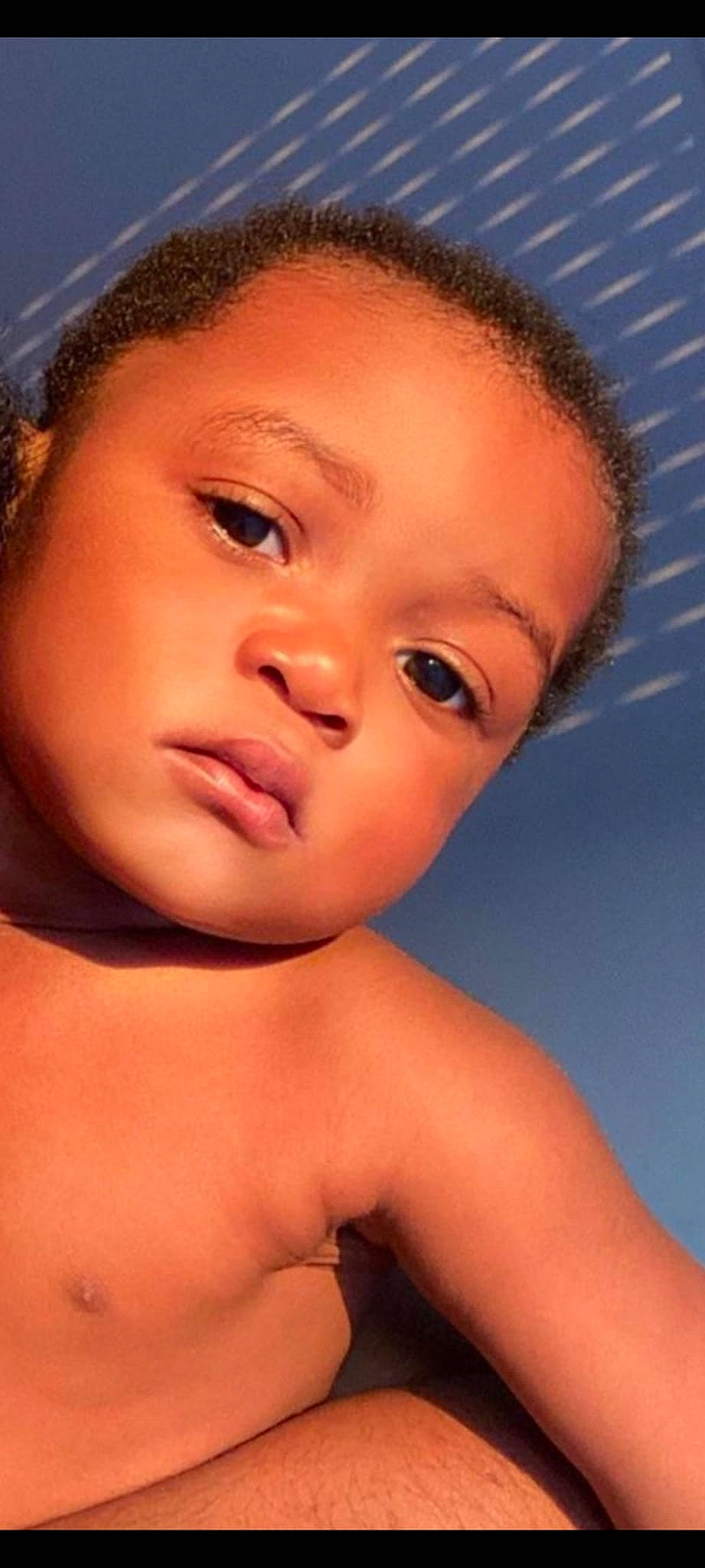 Kylian a rejoint le concours — aidez-le/la à gagner de superbes lots ! arm, cheek, eye, eyebrow, eyelash, face, flash_photography, forehead, gesture, hair, happy, head, human_body, iris, jaw, lip, mouth, neck, nose, person