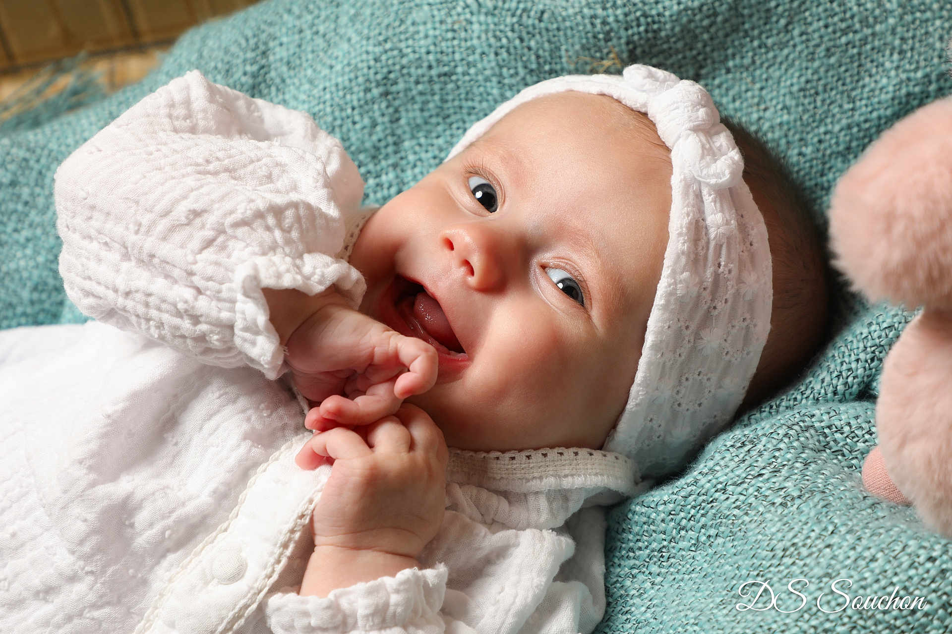 Ninon a rejoint le concours — aidez-le/la à gagner de superbes lots ! baby, infant, smile, white_clothing, headband, hand, face, happy, portrait, closeup, soft_toy, blanket, texture, cute, child, newborn, lying_down, indoors, skin, young