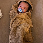 Gianni a rejoint le concours — aidez-le/la à gagner de superbes lots ! baby, sleeping, pacifier, towel, wrapped, cozy, infant, child, soft, brown, blanket, cute, peaceful, indoors, portrait, newborn, head, face, resting, comfort