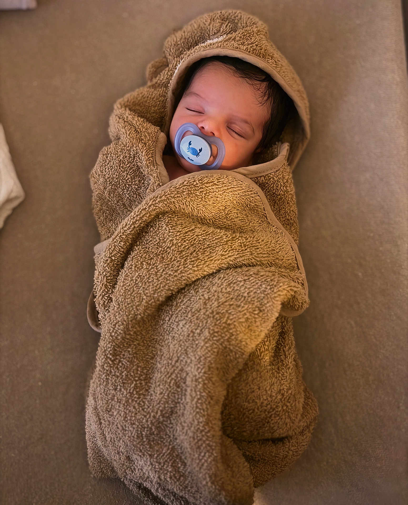 Gianni a rejoint le concours — aidez-le/la à gagner de superbes lots ! baby, sleeping, pacifier, towel, wrapped, cozy, infant, child, soft, brown, blanket, cute, peaceful, indoors, portrait, newborn, head, face, resting, comfort