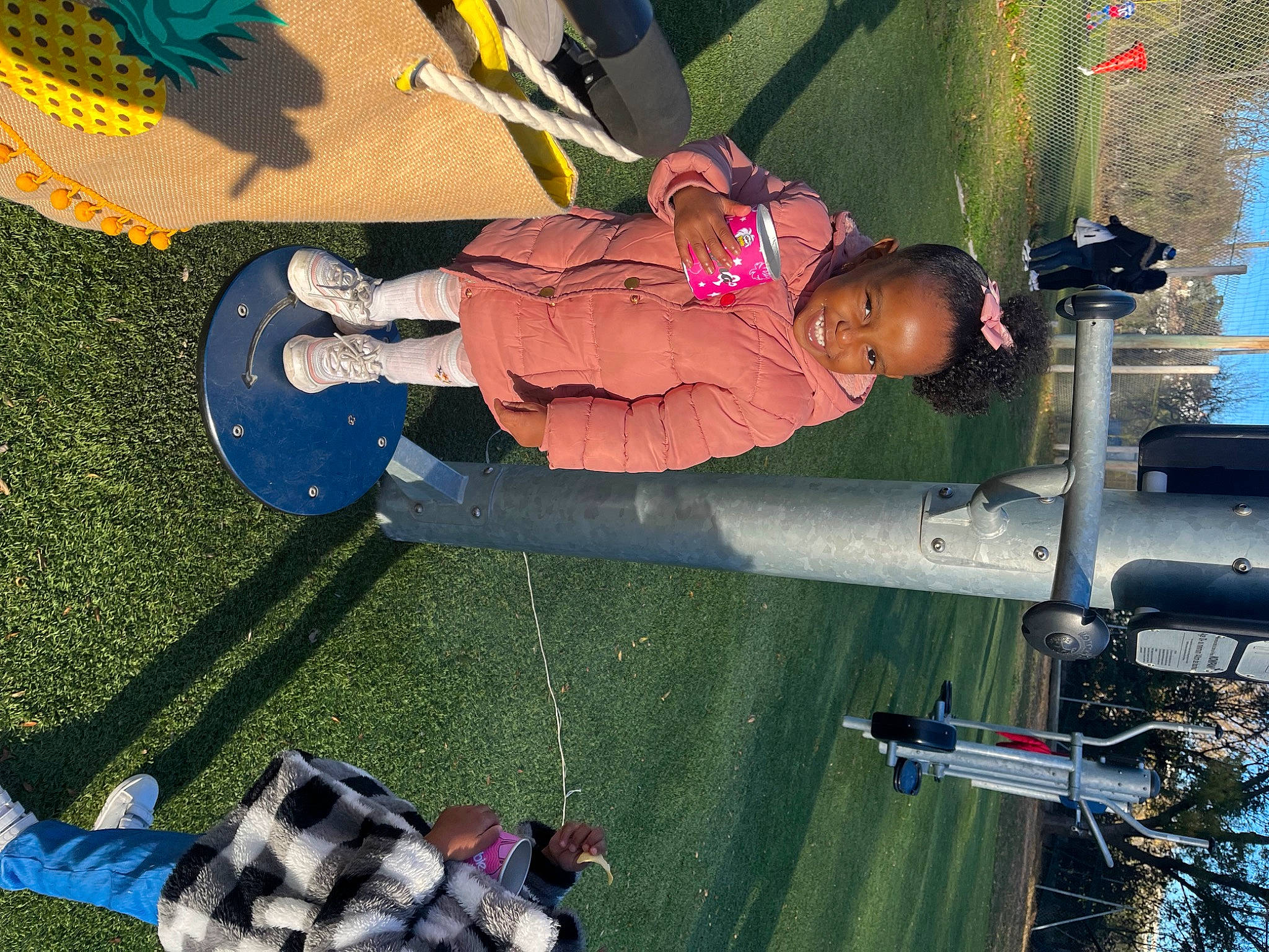 Jeïhyna a rejoint le concours — aidez-le/la à gagner de superbes lots ! child, fun, grass, green, joy, leisure, pattern, person, recreation, shadow, toddler, walking_shoe, water