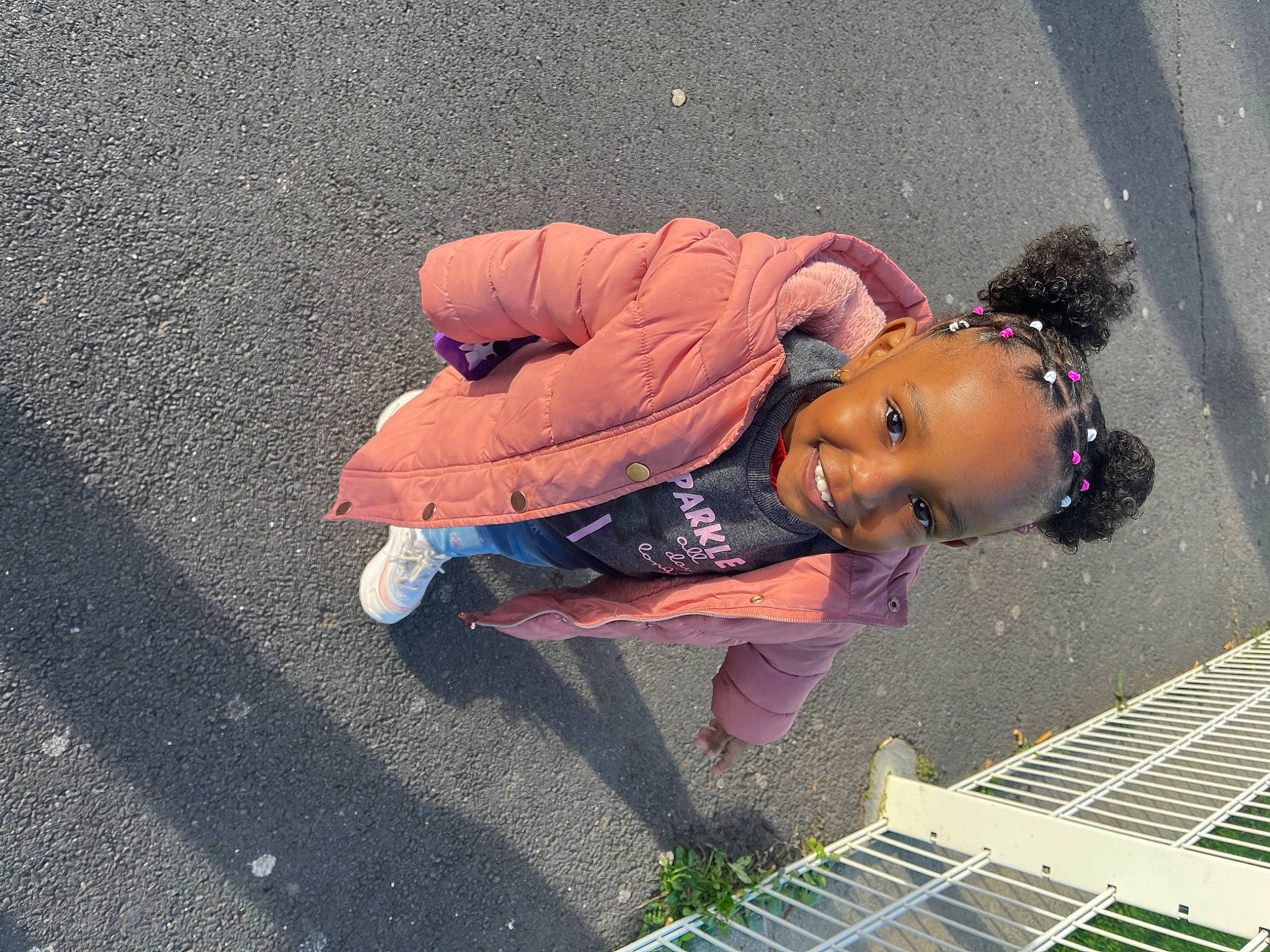 Jeïhyna participe au concours pour gagner de l'argent avec cette photo : asphalt, child, city, concrete, fun, joy, leisure, pedestrian, person, recreation, road, road_surface, shadow, sidewalk, smile, street, tar, toddler, water