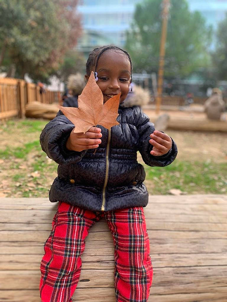 Jeïhyna participe au concours pour gagner de l'argent avec cette photo : child, denim, fun, fur, grass, hand, happy, joy, knee, leisure, pattern, person, plaid, plant, recreation, sitting, sleeve, tartan, toddler, tree