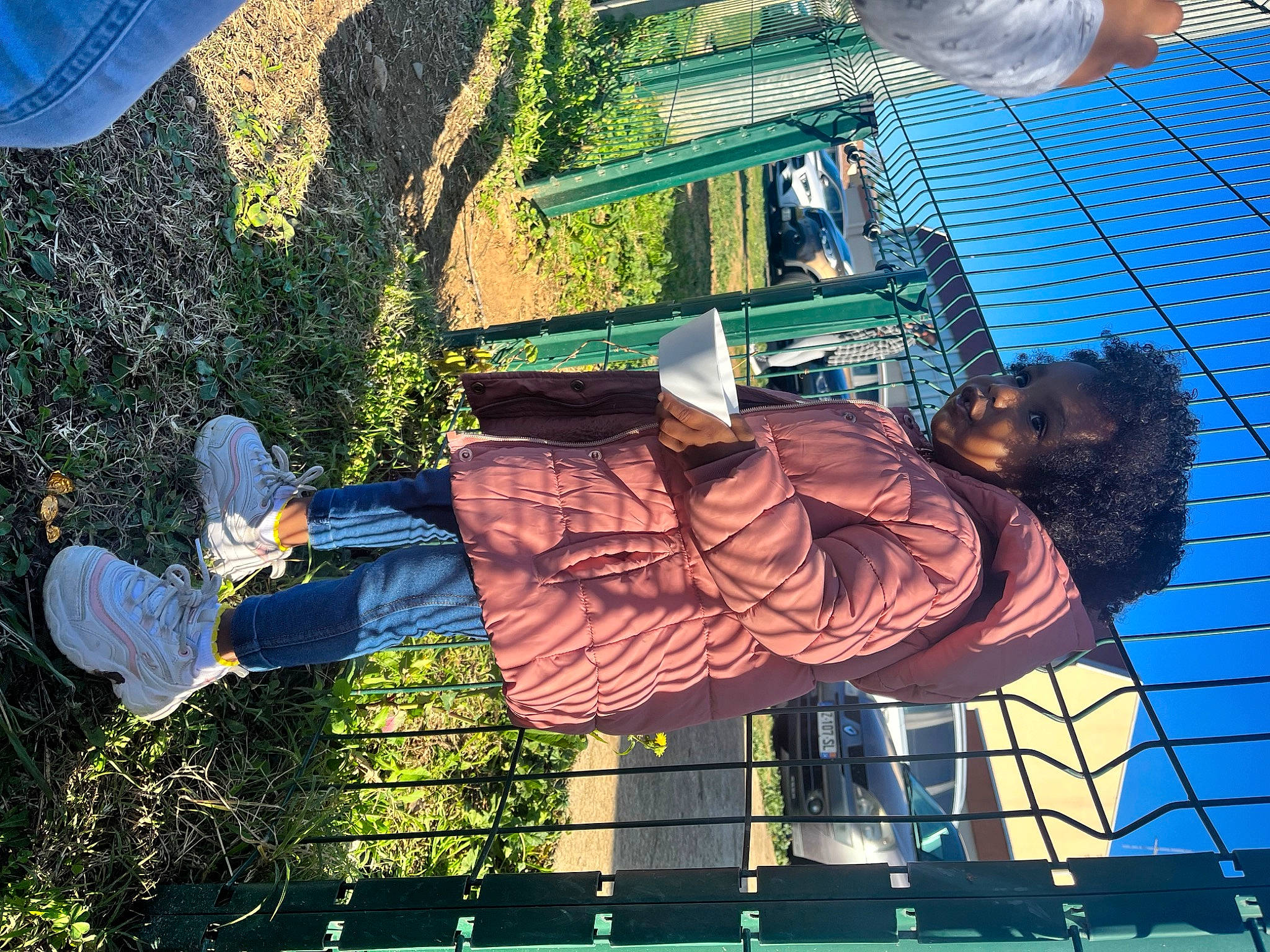 Jeïhyna a rejoint le concours — aidez-le/la à gagner de superbes lots ! blue, daytime, electric_blue, facade, fun, grass, green, leisure, light, line, people_in_nature, person, photography, plant, shadow, sitting, sky, tints_and_shades, tree, world