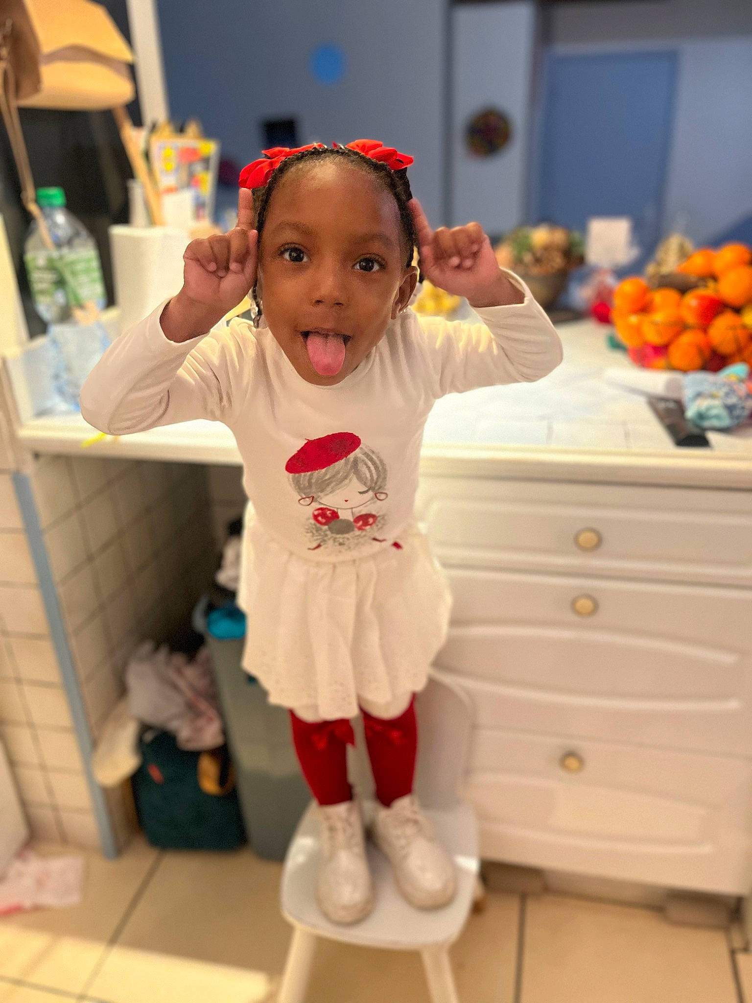 Lahyna participe au concours pour gagner de l'argent avec cette photo : baby, baby_toddler_clothing, child, clementine, event, floor, flooring, fruit, fun, happy, human_leg, knee, mandarin_orange, natural_foods, person, play, room, skin, sock, tangelo