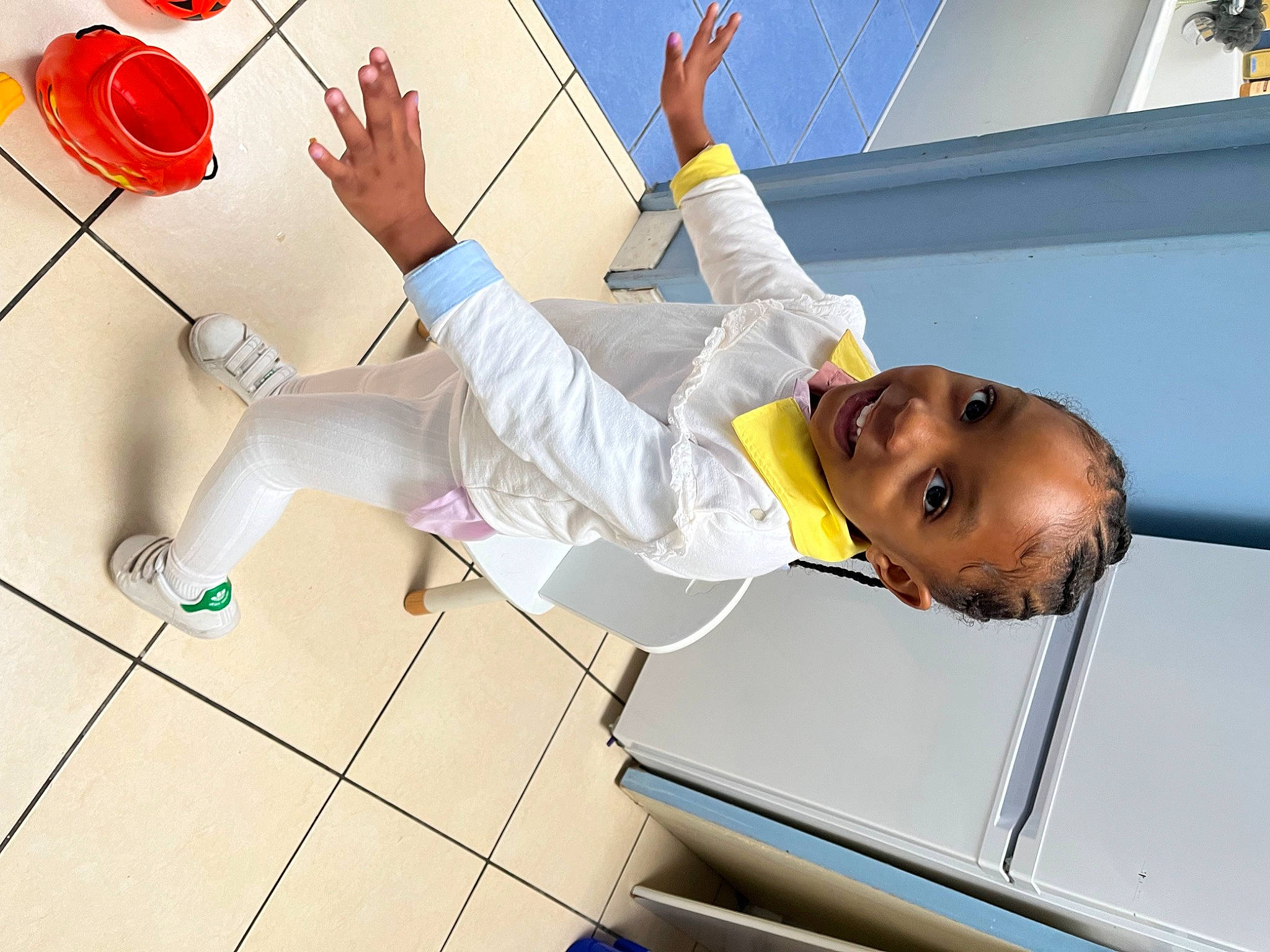 Lahyna participe au concours pour gagner de l'argent avec cette photo : arm, child, elbow, event, flooring, foot, fun, gesture, happy, hat, human_leg, joint, joy, knee, leg, leisure, person, room, sandal, smile