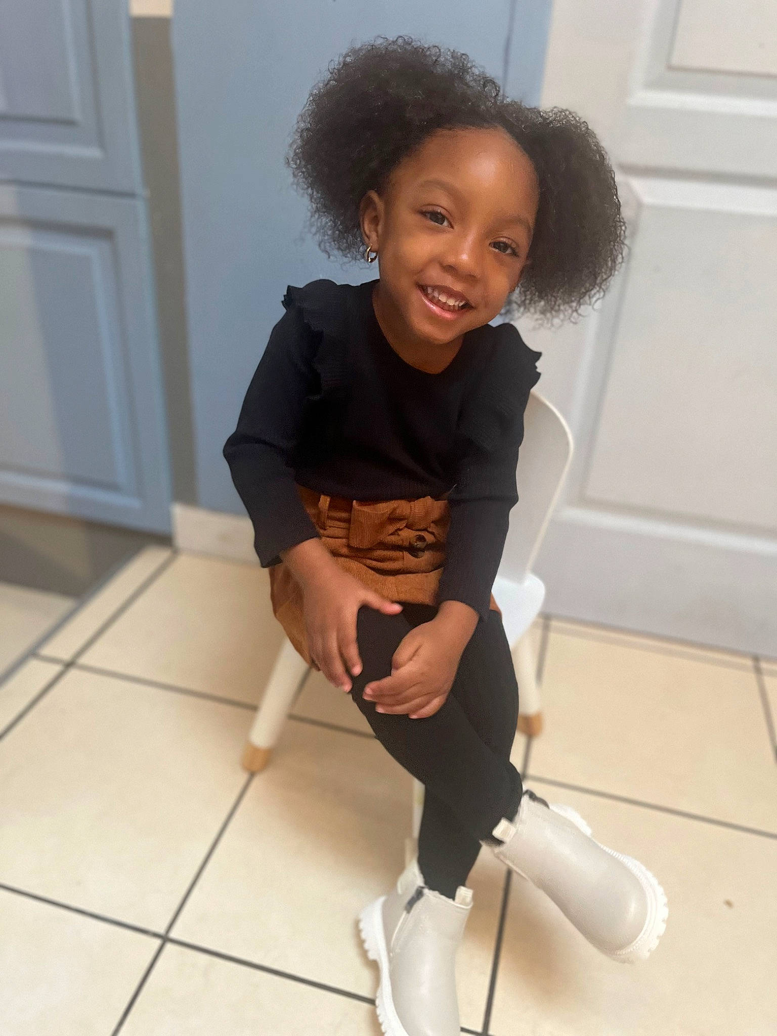 Lahyna participe au concours pour gagner de l'argent avec cette photo : arm, cleanliness, door, elbow, face, flooring, hair, hairstyle, head, human_body, joint, joy, knee, person, shoulder, sleeve, smile, sportswear, thigh, trunk