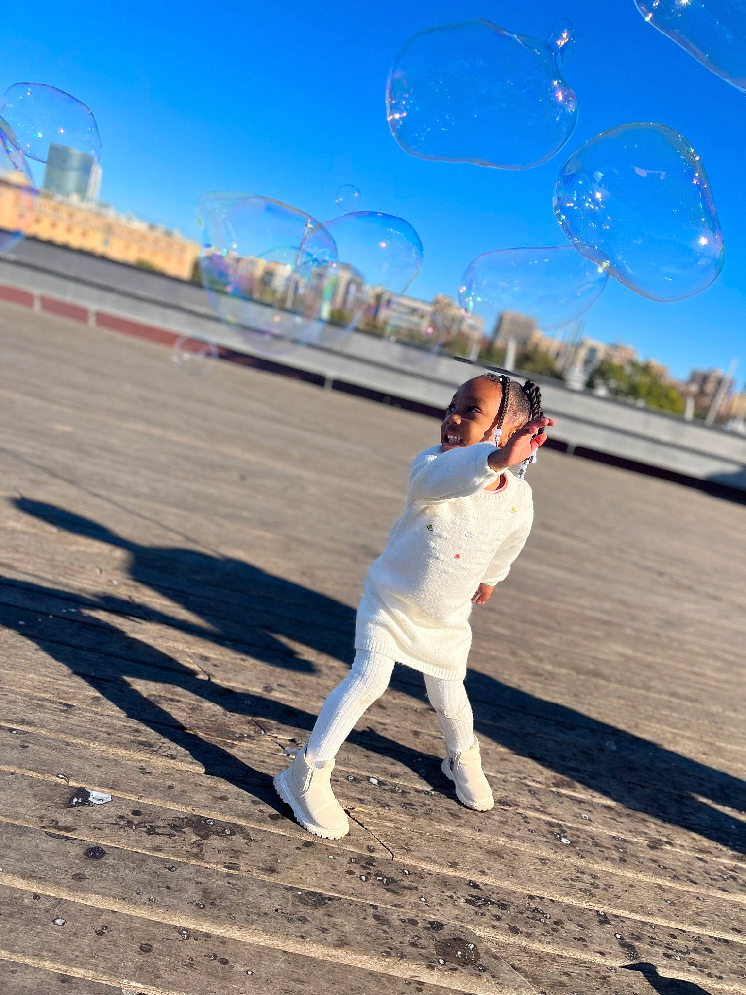 Lahyna a rejoint le concours — aidez-le/la à gagner de superbes lots ! asphalt, bat_and_ball_games, competition_event, electric_blue, eyewear, fun, gesture, grass, happy, horizon, landscape, leisure, people_in_nature, person, player, recreation, road, sky, sports, sunglasses