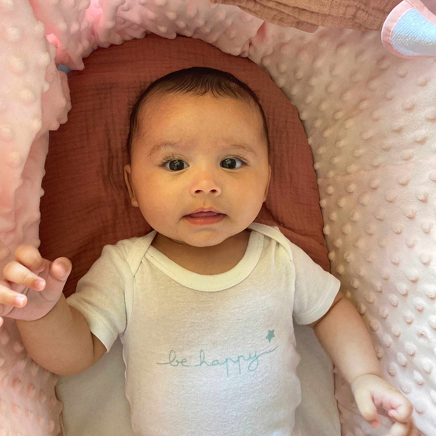 Aylé a rejoint le concours — aidez-le/la à gagner de superbes lots ! baby, be_happy_text, brown_blanket, child, closeup, comfortable, cozy, cute, expression, face, hand, indoor, infant, lying_down, newborn, onesie, pink_cushion, portrait, soft_texture, white_clothing