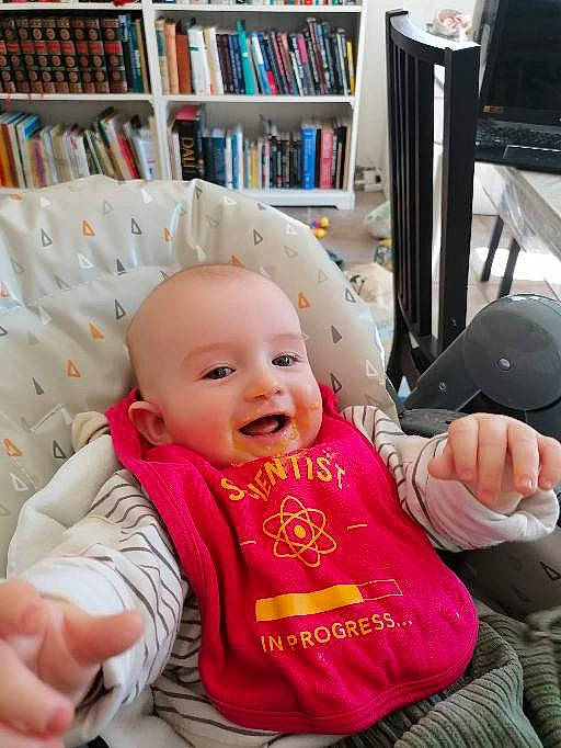 Matthieu participe au concours pour gagner de l'argent avec cette photo : baby, baby_products, baby_toddler_clothing, book, bookcase, cheek, child, comfort, flooring, fur, happy, person, product, publication, room, shelf, shelving, sitting, smile, toddler