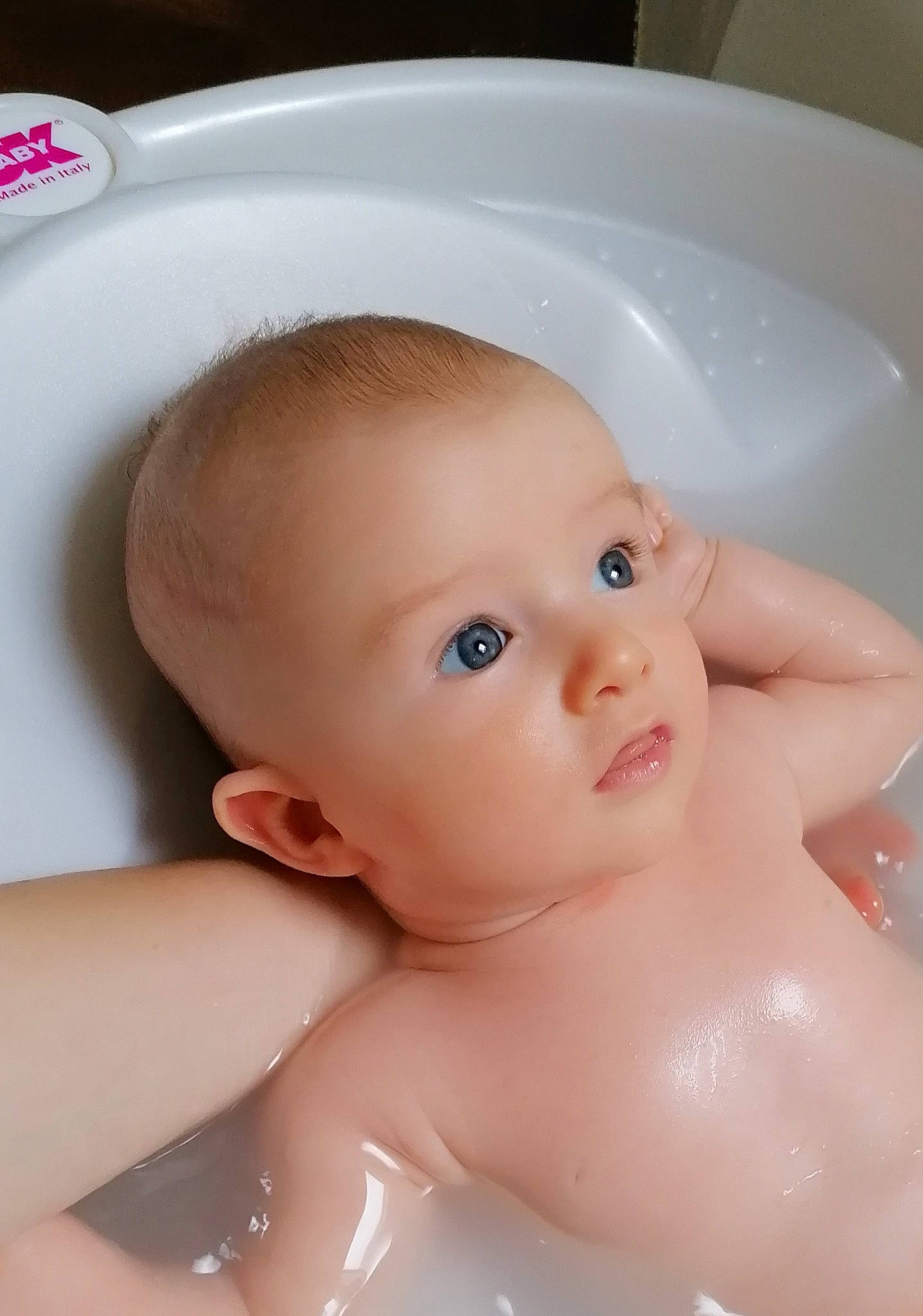 Matthieu participe au concours pour gagner de l'argent avec cette photo : baby_bathing, bathing, bathroom, bathtub, cheek, chest, ear, eye, finger, fluid, head, human_body, iris, lip, liquid, neck, nose, person, skin, water