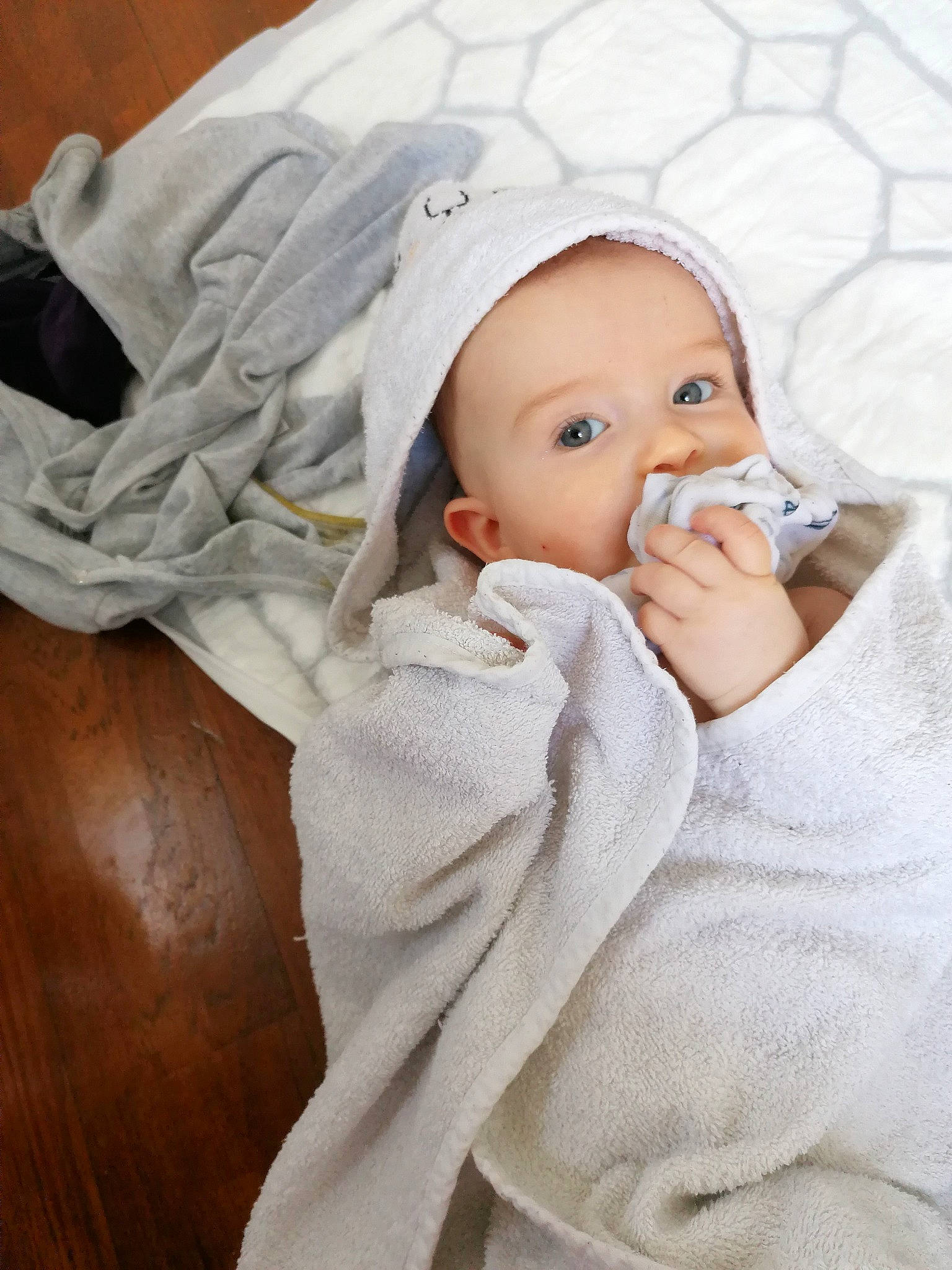 Matthieu a rejoint le concours — aidez-le/la à gagner de superbes lots ! baby, baby_products, baby_sleeping, baby_toddler_clothing, beanie, cap, cheek, child, comfort, eyebrow, eyelash, face, fashion_accessory, fur, linens, lip, person, skin, sleeve, toddler
