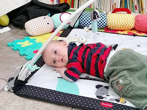 Matthieu a rejoint le concours — aidez-le/la à gagner de superbes lots ! baby, baby_toddler_clothing, ball, black, carmine, child, comfort, design, flooring, green, linens, pattern, person, plaid, room, sitting, t_shirt, textile, toddler, toy