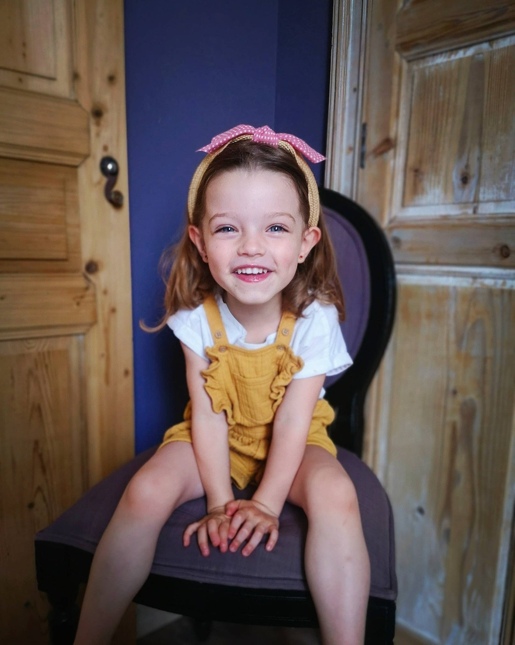 Melissandre a rejoint le concours — aidez-le/la à gagner de superbes lots ! baby_toddler_clothing, cheek, door, dress, eye, face, flash_photography, happy, human_body, iris, joy, leg, lip, neck, person, pink, purple, skin, smile, standing