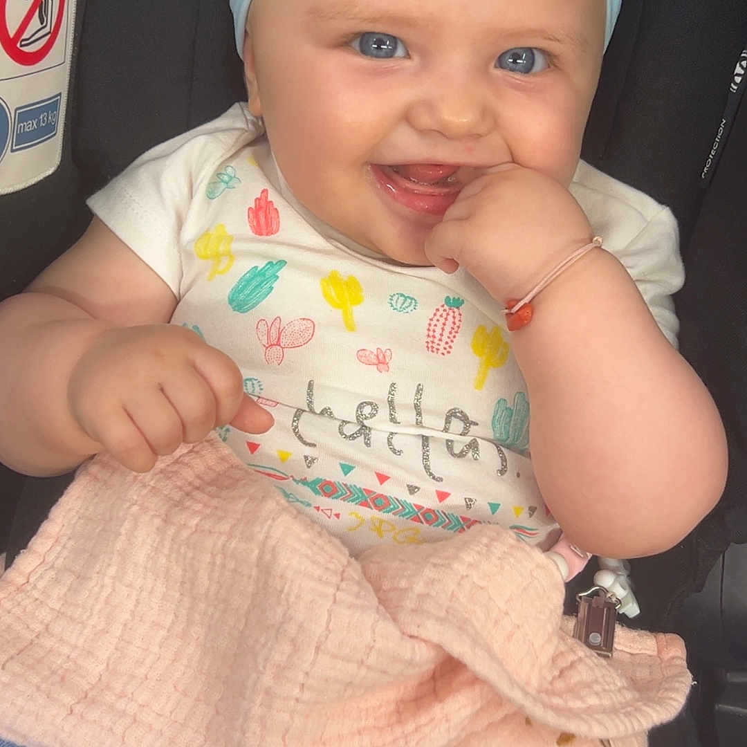 Lorena a rejoint le concours — aidez-le/la à gagner de superbes lots ! baby, blanket, blue_eyes, blue_jeans, bow, car_seat, child, clothing, cute, face, hand, happy, headband, indoors, infant, portrait, sitting, smiling, toy, young