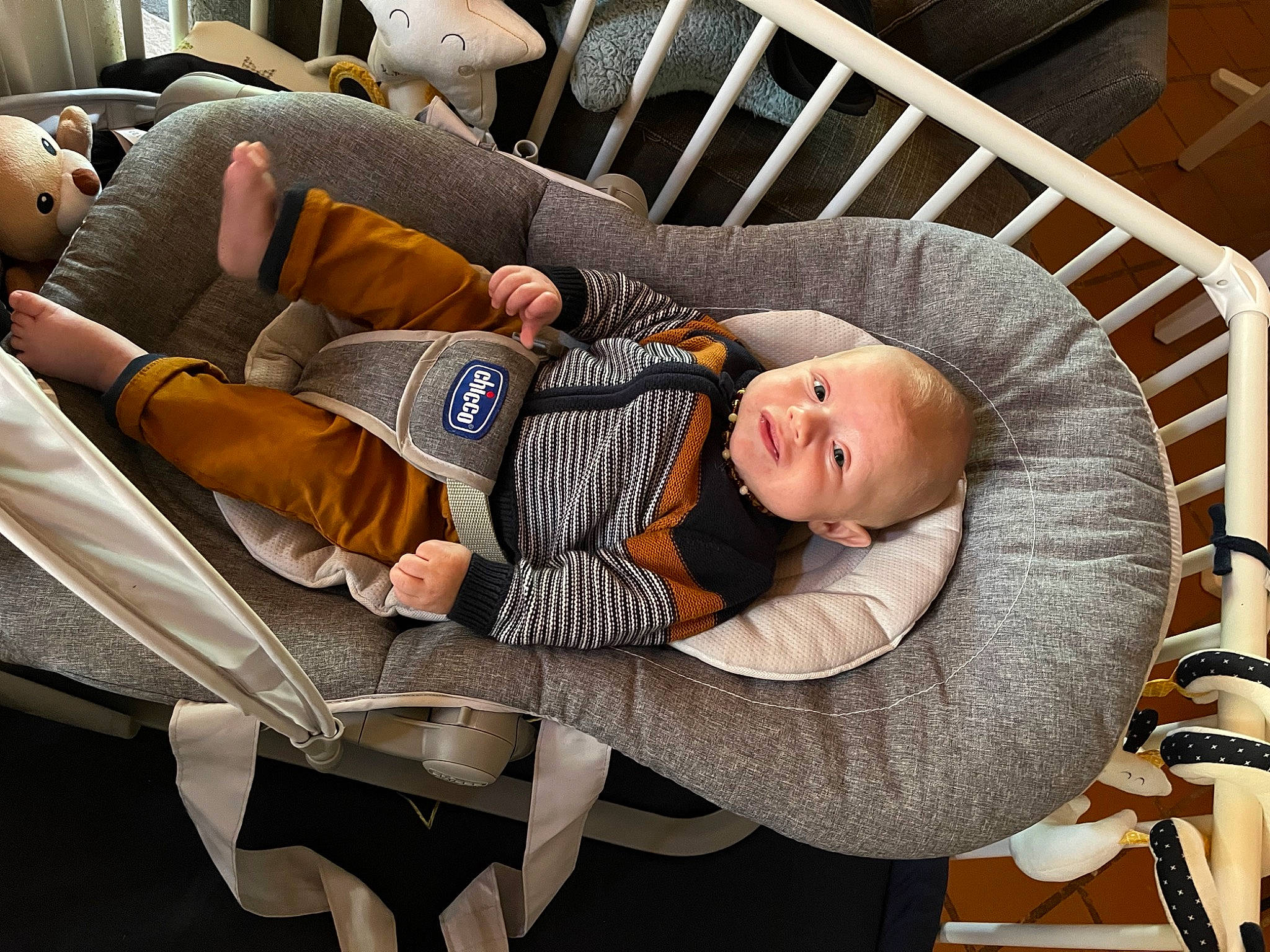 William participe au concours pour gagner de l'argent avec cette photo : armrest, auto_part, baby, baby_products, baby_safety, baby_toddler_clothing, car_seat, chair, child, comfort, infant_bed, lap, nap, person, room, sitting, sleep, toddler