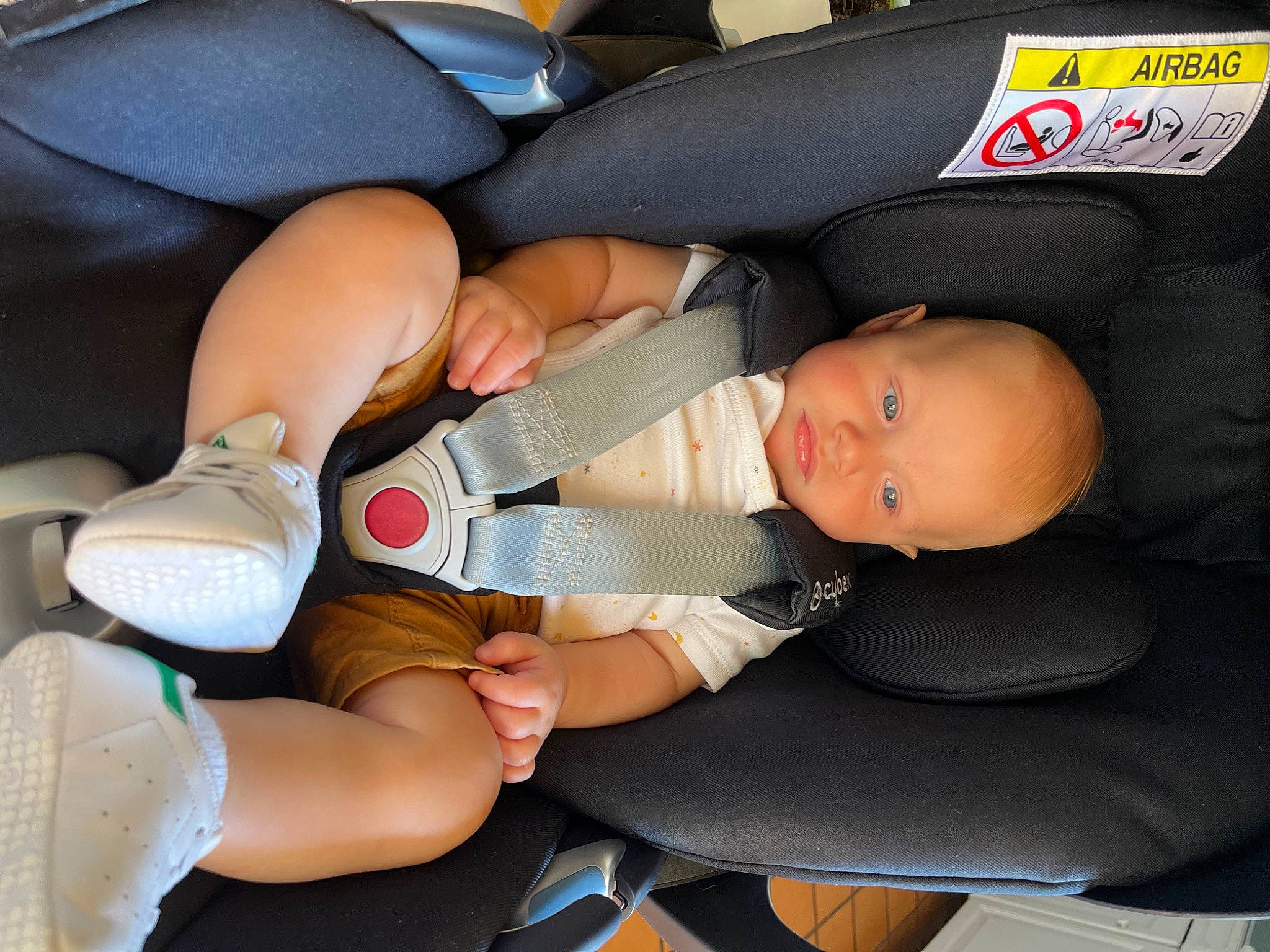 William participe au concours pour gagner de l'argent avec cette photo : auto_part, baby, baby_products, car_seat, child, comfort, finger, hand, health_care, human_body, human_leg, joint, knee, medical, nail, person, service, skin, thigh, thumb