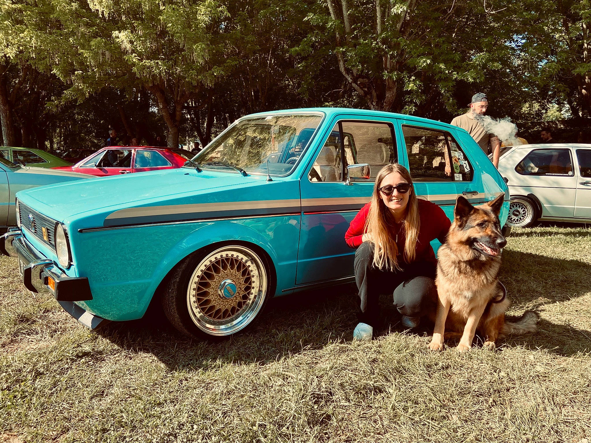 Trixie participe au concours pour gagner de l'argent avec cette photo : automotive_exterior, car, carnivore, classic_car, dog, electric_blue, family_car, full_size_car, hardtop, land_vehicle, luxury_vehicle, motor_vehicle, notchback, personal_luxury_car, plant, tire, tree, vehicle, wheel, window