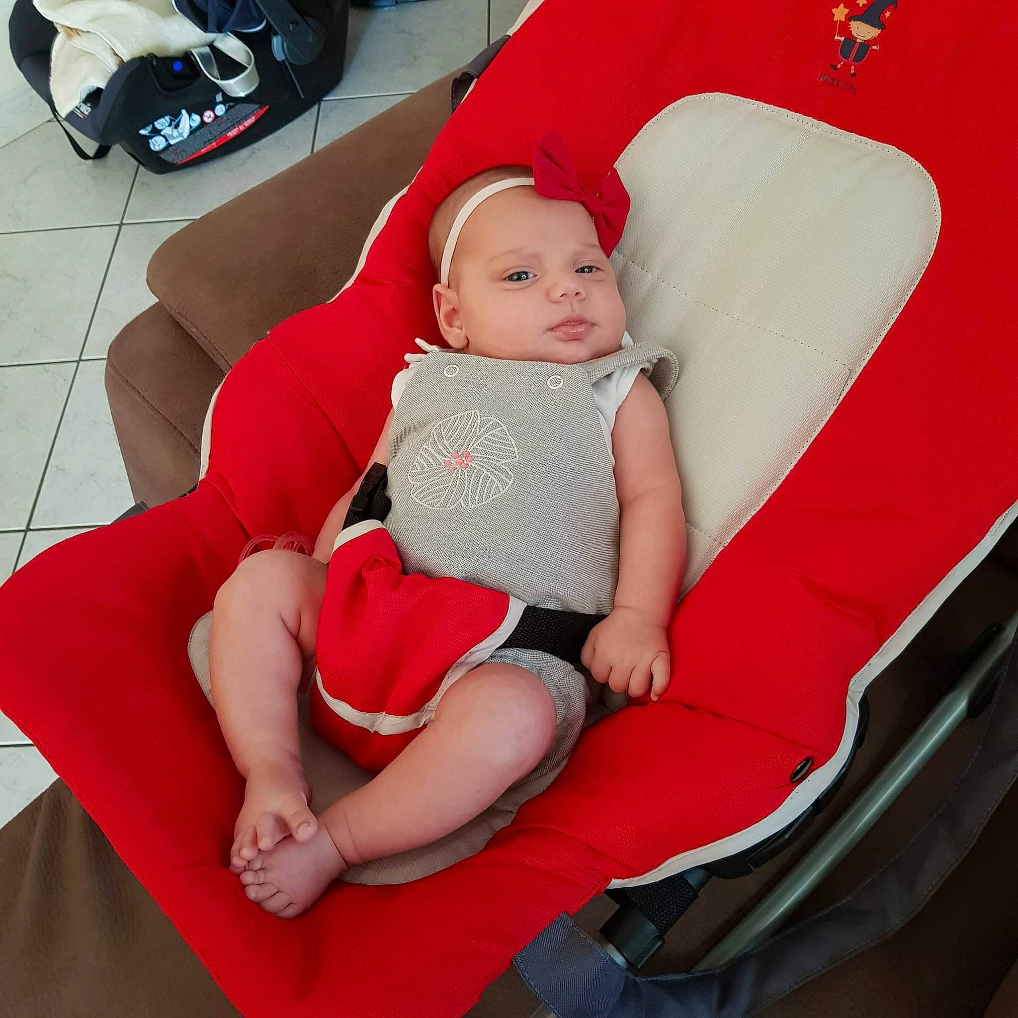 Anna-rose participe au concours pour gagner de l'argent avec cette photo : arm, baby, baby_carriage, baby_toddler_clothing, chair, comfort, finger, fun, headwear, human_body, human_leg, joint, knee, lap, leg, leisure, person, pink, red, sock