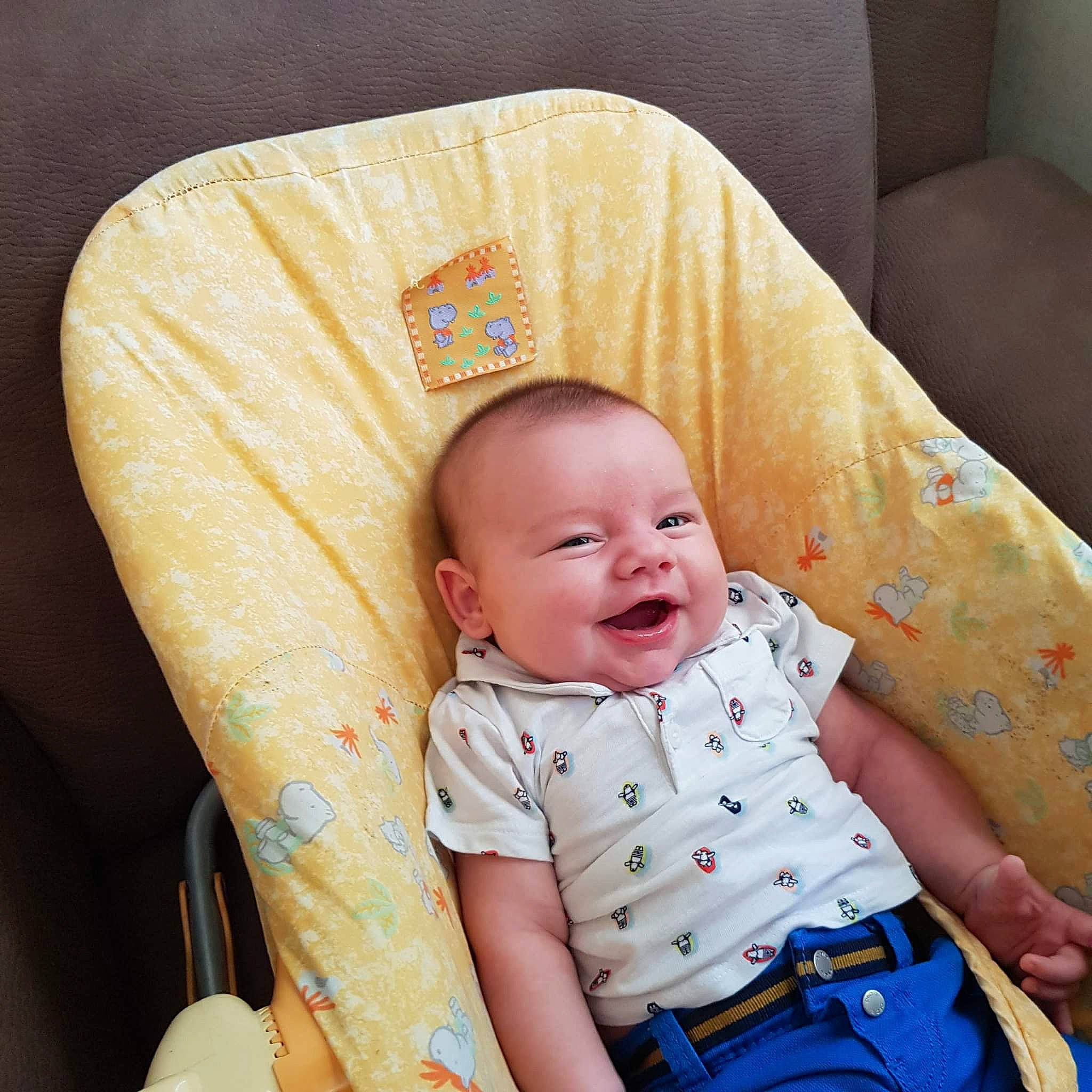 Louis participe au concours pour gagner de l'argent avec cette photo : arm, baby, baby_products, baby_safety, baby_sleeping, baby_toddler_clothing, cheek, child, comfort, facial_expression, finger, happy, head, infant_bed, lap, person, product, skin, smile, textile