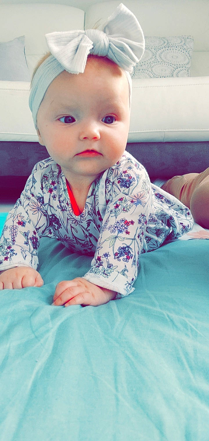 Eva participe au concours pour gagner de l'argent avec cette photo : baby, baby_toddler_clothing, cheek, chin, collar, comfort, cool, eye, eyebrow, hairstyle, happy, head, human_body, iris, lip, nose, person, pink, skin, sleeve