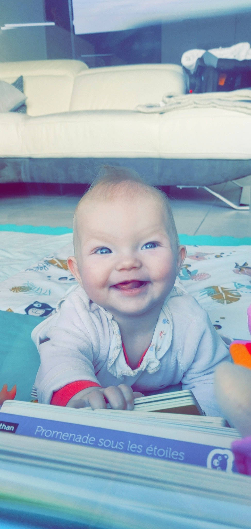 Eva participe au concours pour gagner de l'argent avec cette photo : baby, baby_products, baby_toddler_clothing, blue, cheek, child, eye, fun, happy, head, iris, joy, mouth, nose, person, product, room, sitting, skin, smile
