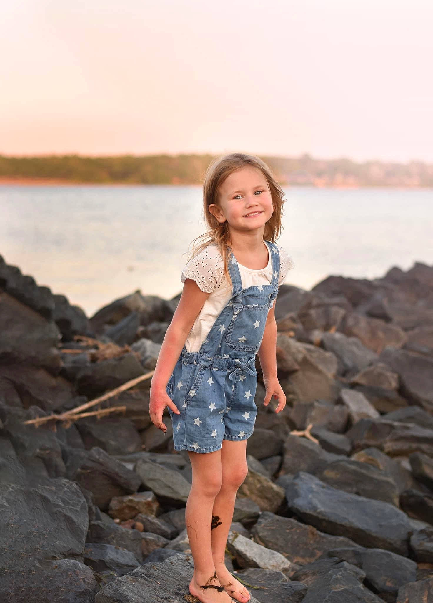 Audrina is registered to the contest to win money with this photo: day_dress, dress, face, flash_photography, fun, grey, hair, happy, horizon, human_leg, joy, lake, long_hair, person, sky, street_fashion, summer, t_shirt, thigh, travel